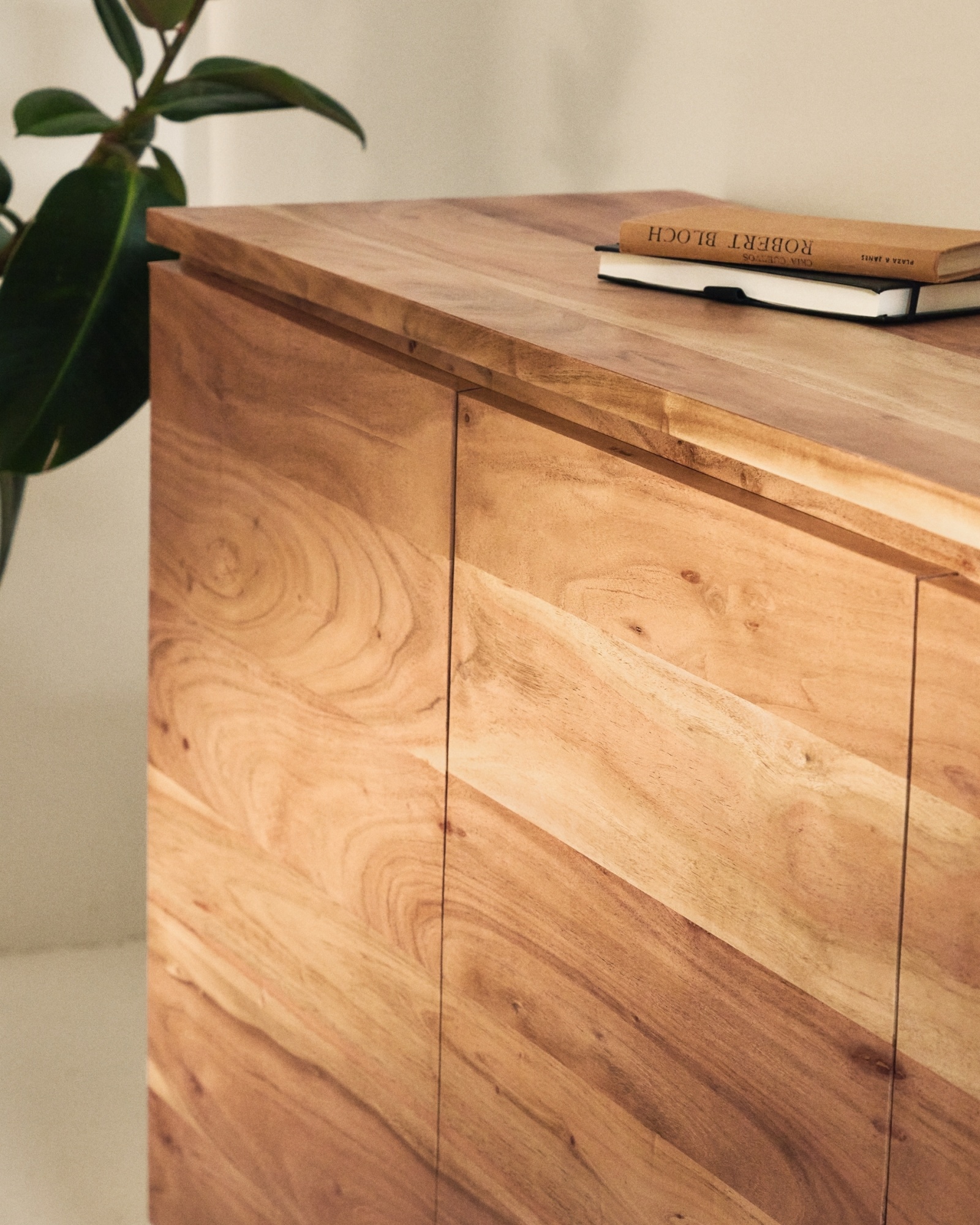 Сервант Uxue из массива акации с беленой отделкой 200 x 88 La Forma (ex Julia Grup)