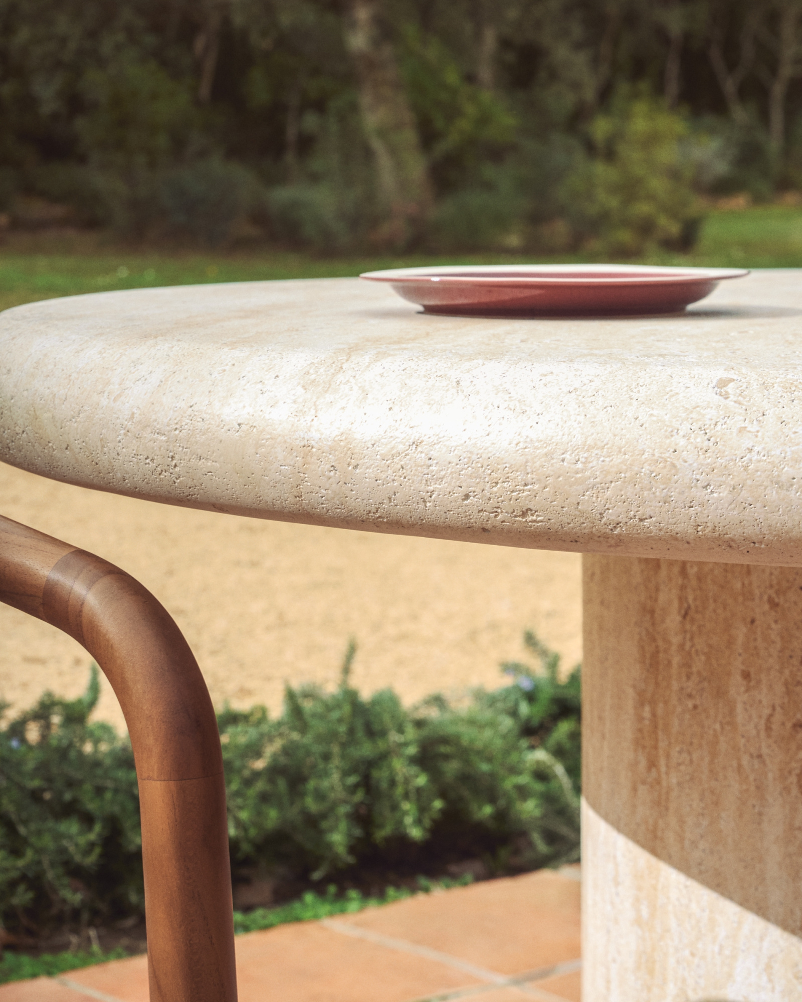 Уличный стол Drasi из бетона с отделкой под травертин, диаметр 122 см La Forma 482007