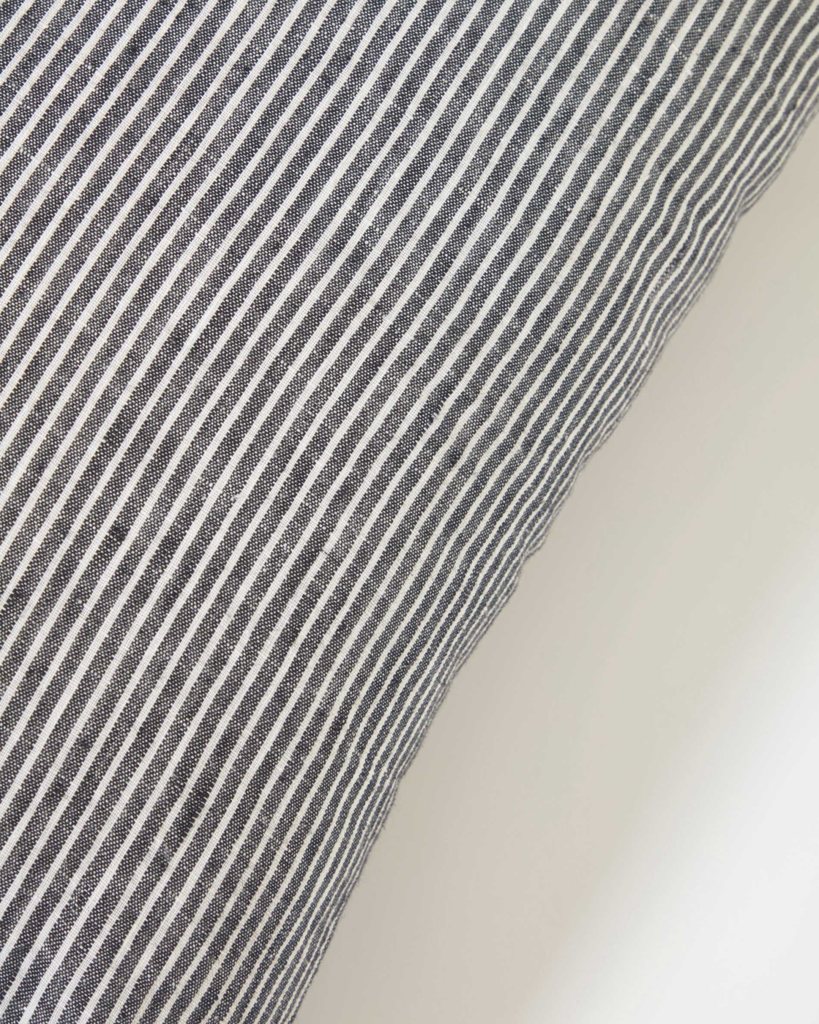 Чехол для подушки Idaira из 100% льна в черно-белую полоску 45 x 45 см La Forma (ex Julia Grup)