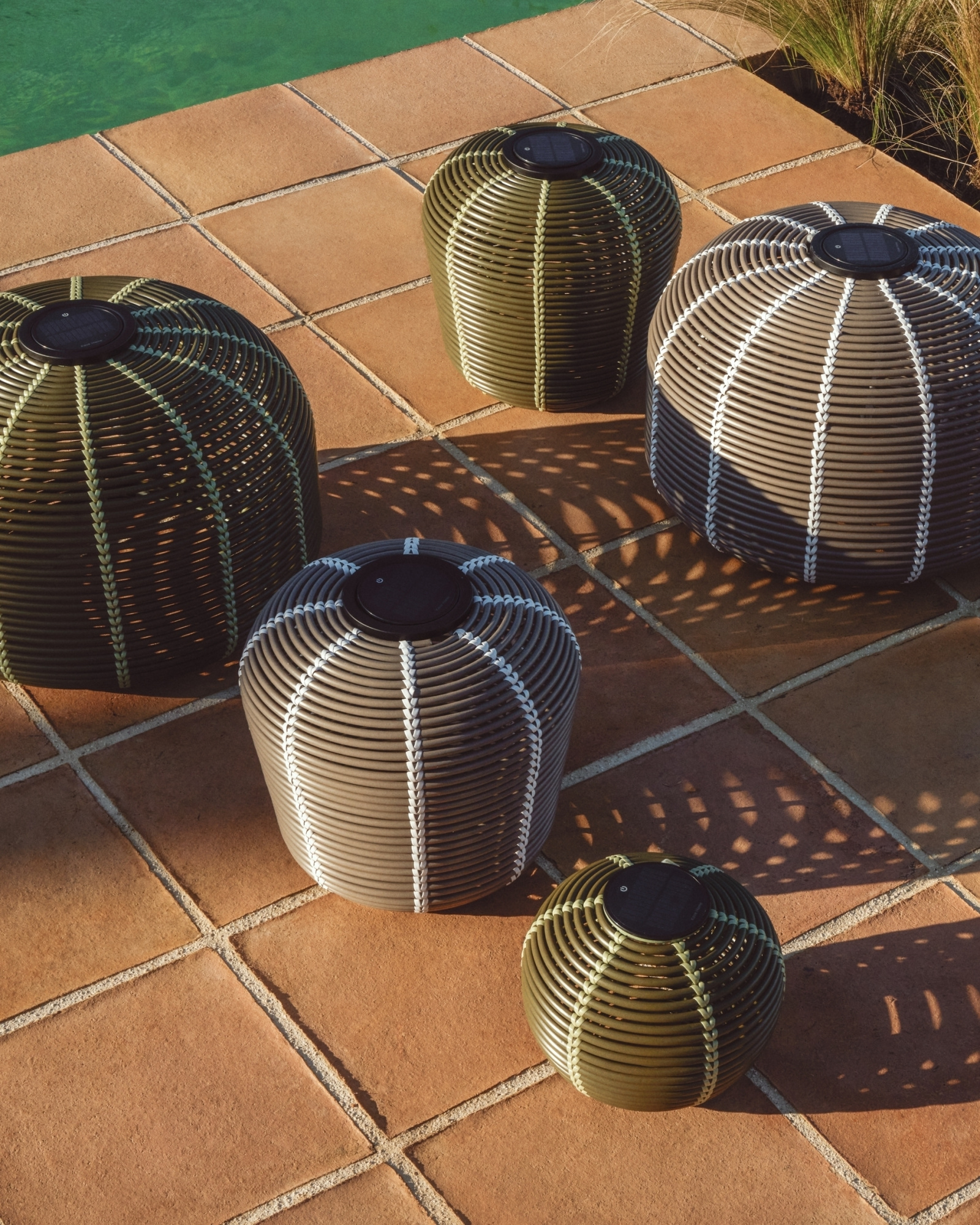 Уличный светильник Garoina солнечных батареях из искусственного ротанга цвета таупе 50 см La Forma 482594