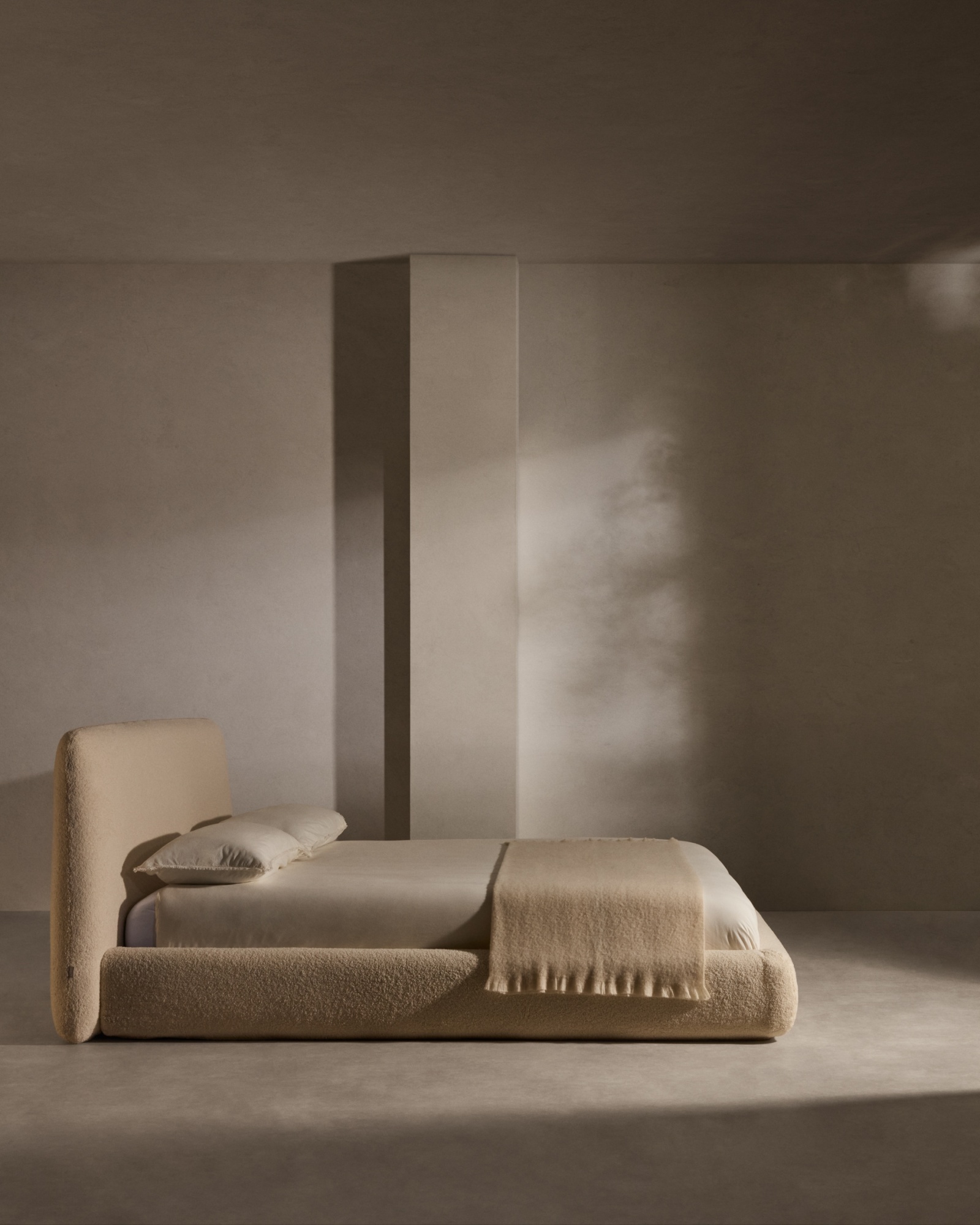 Кровать Martina со съемным бежевым чехлом из ткани букле под матрас 160 х 200 см La Forma (ex Julia Grup)
