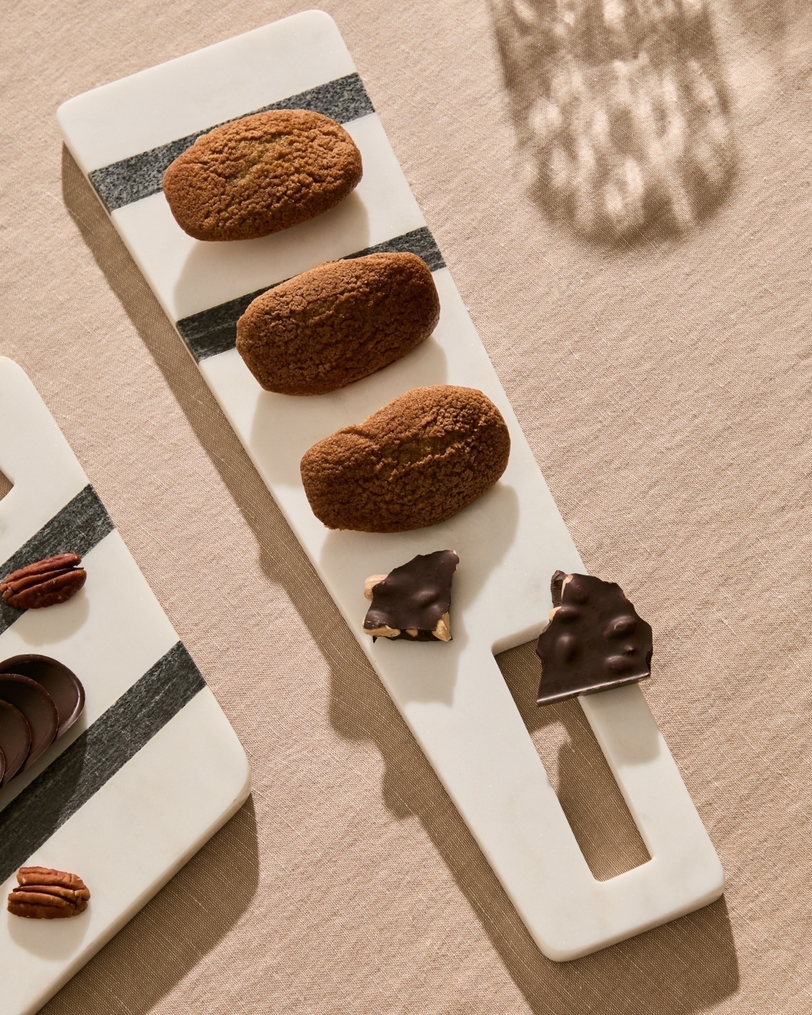 Cервировочная доска Nira из черно-белого мрамора La Forma (ex Julia Grup)