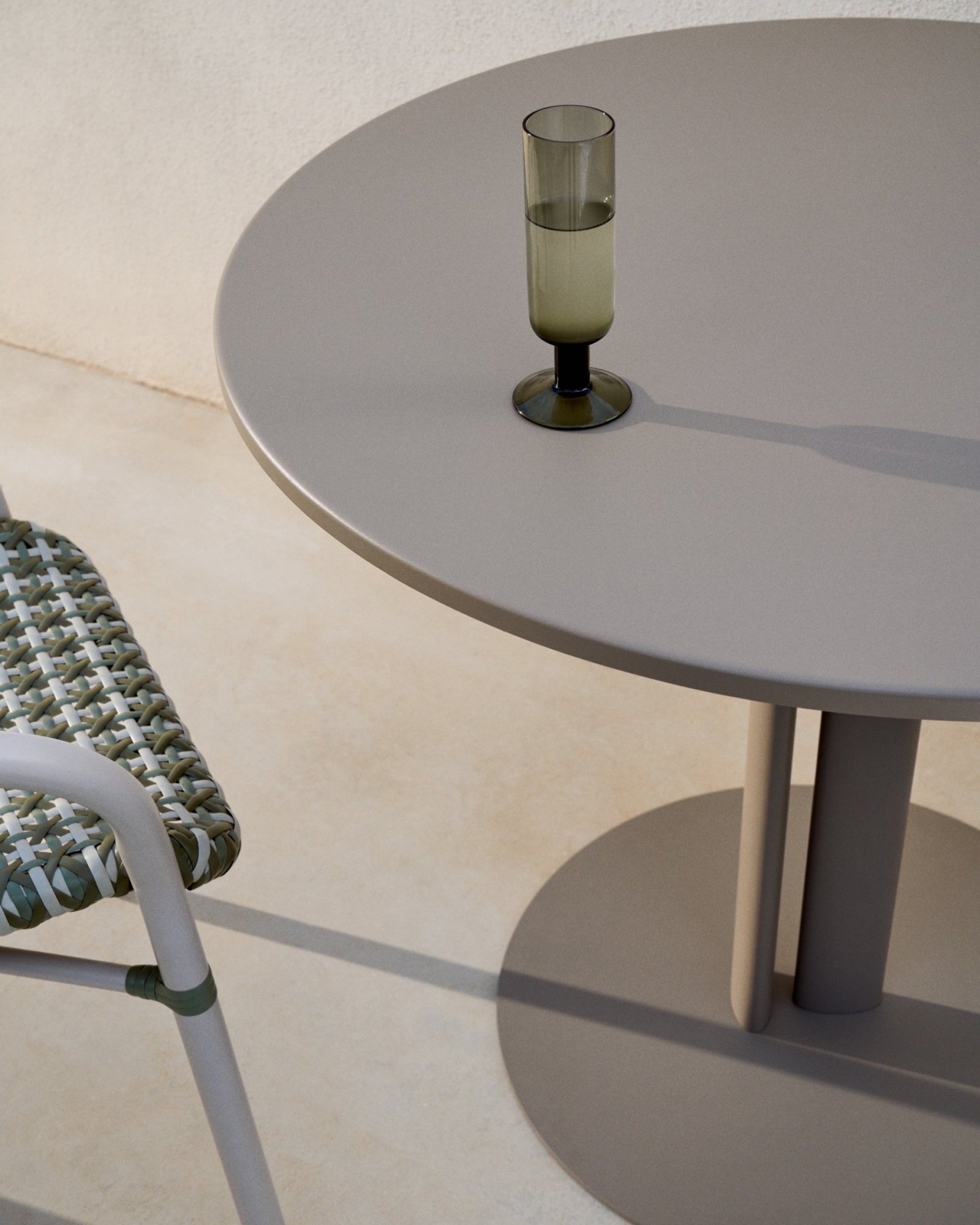 Уличный стол Sedalis из стали со столешницей из серо-коричневого алюминия Ø80 см La Forma (ex Julia Grup)