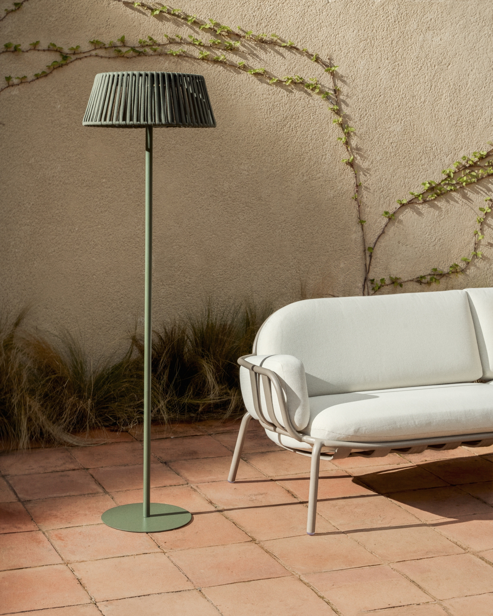 Уличный 3-х местный диван Joncols из алюминия цвета таупе, 225 см La Forma 482604