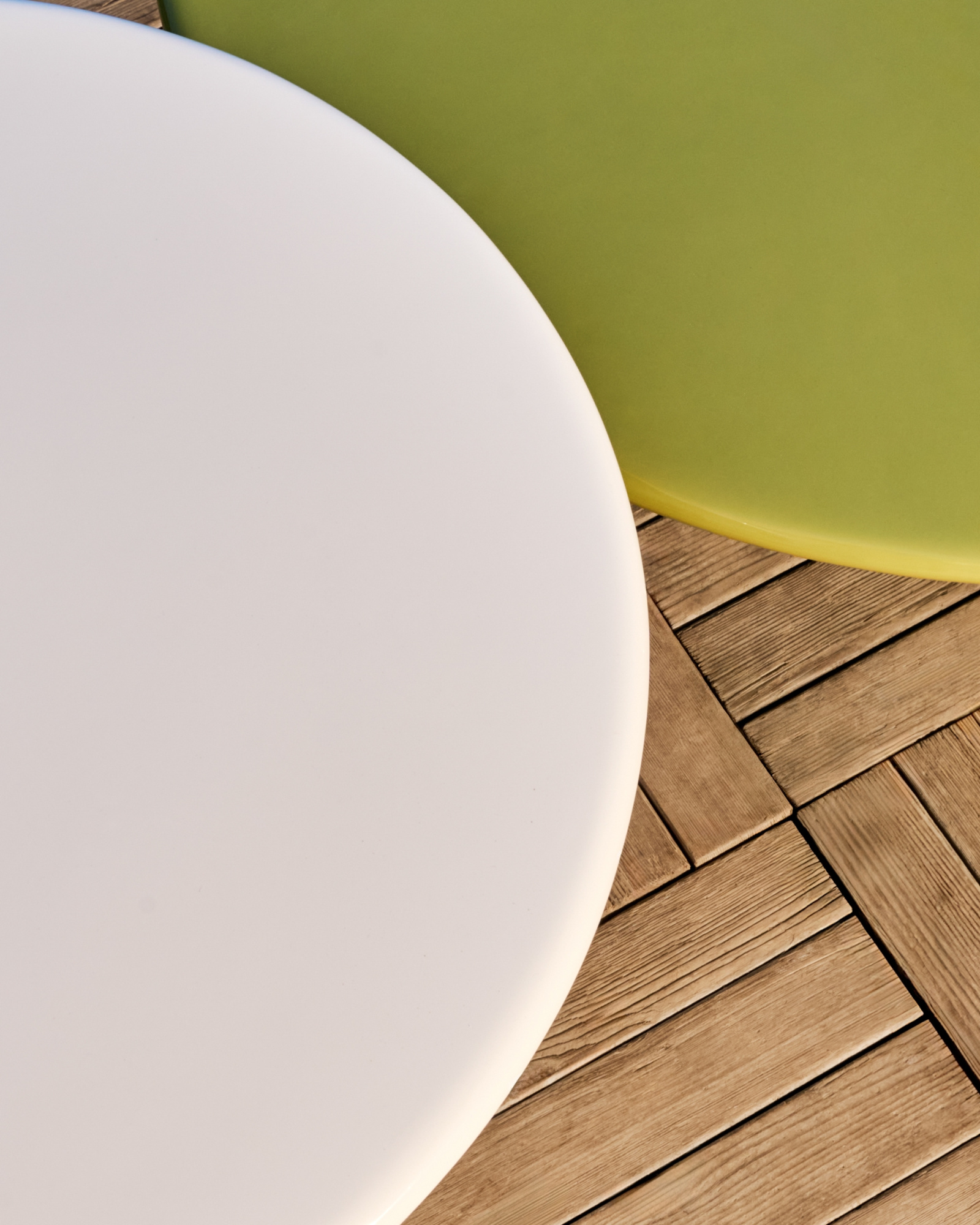 Журнальный столик Albanella из цемента с глянцевой белой отделкой Ø65 см La Forma (ex Julia Grup)