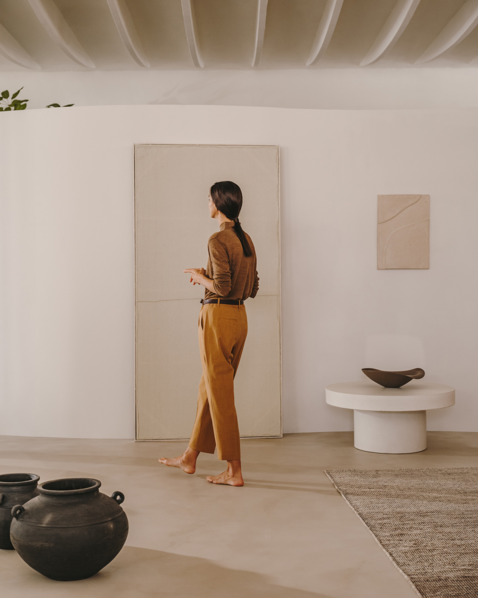 Aiguablava Круглый журнальный столик из белого цемента Ø 90 см La Forma 156813