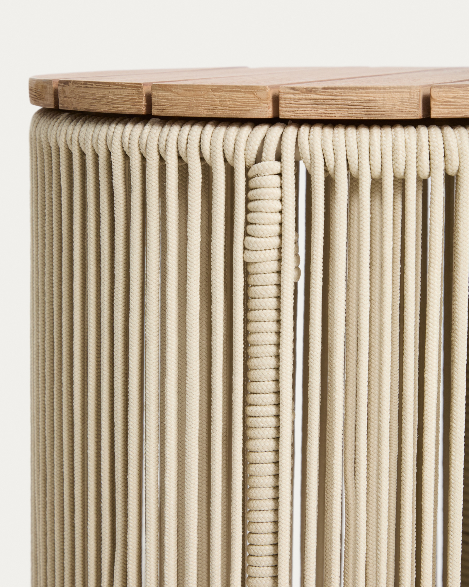 Уличчный столик Dandara из стали, веревки цвета экрю и массива акации Ø40 см La Forma 482552