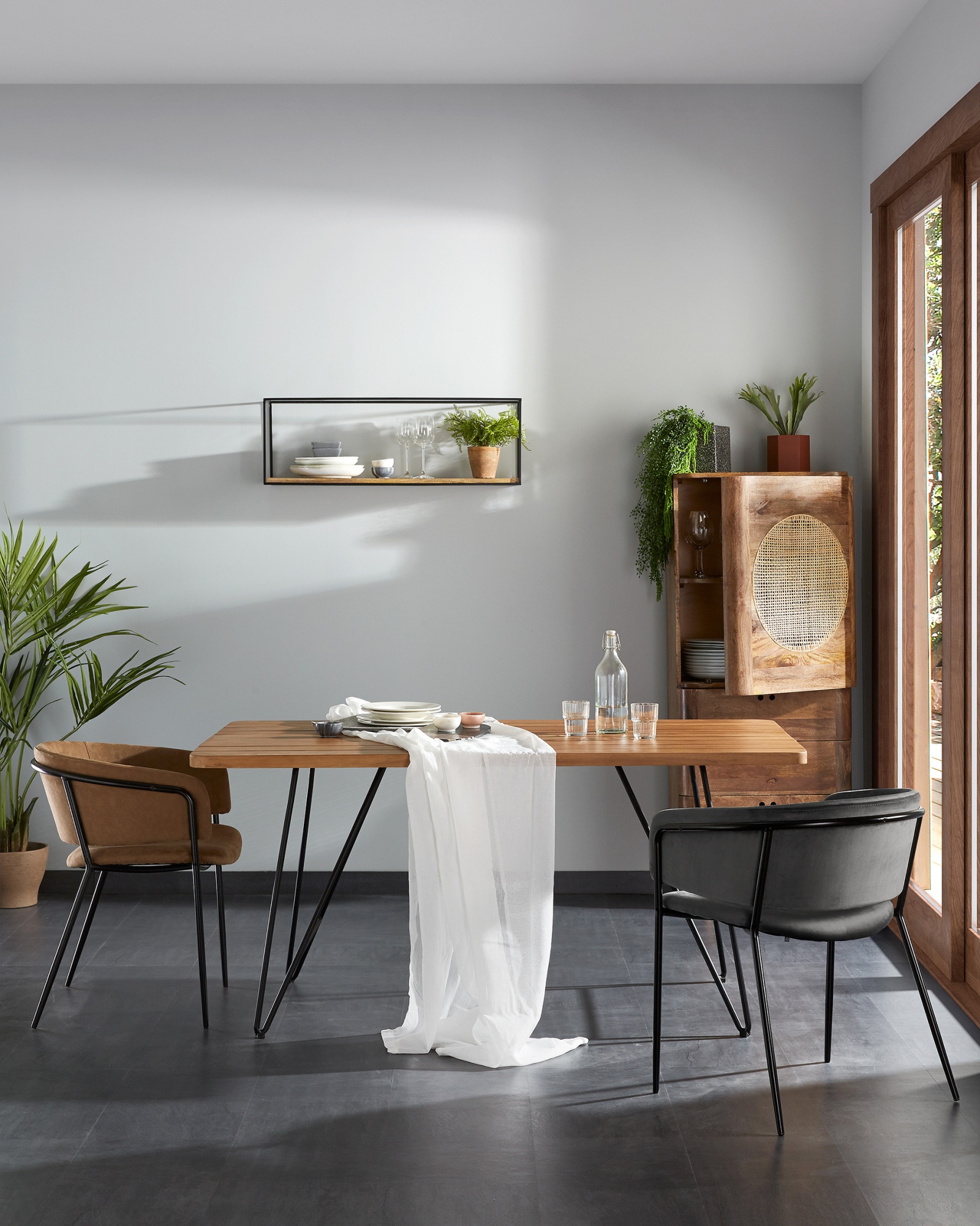 Полка Edwina черная La Forma (ex Julia Grup)