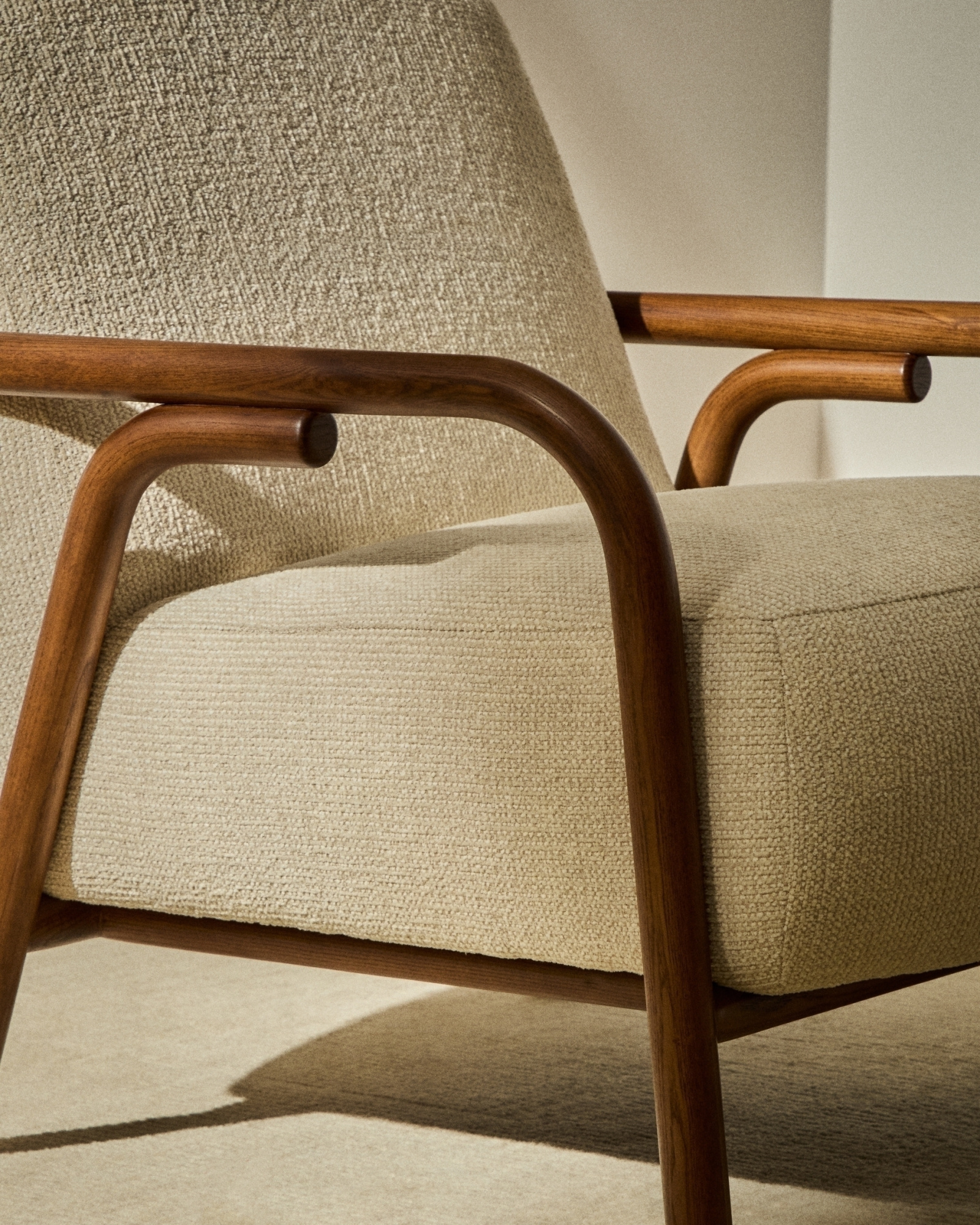 Кресло Sylo из бежевого шенилла и ясеня с отделкой цвета орех La Forma 443046