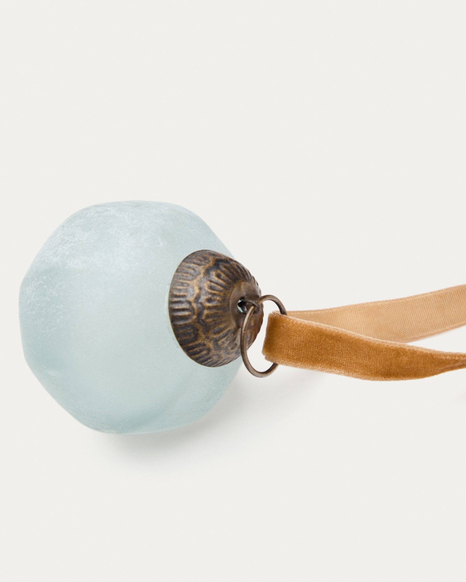 Набор из 4 рождественских шаров Talve из белого переработанного стекла, Ø 6 см La Forma (ex Julia Grup)