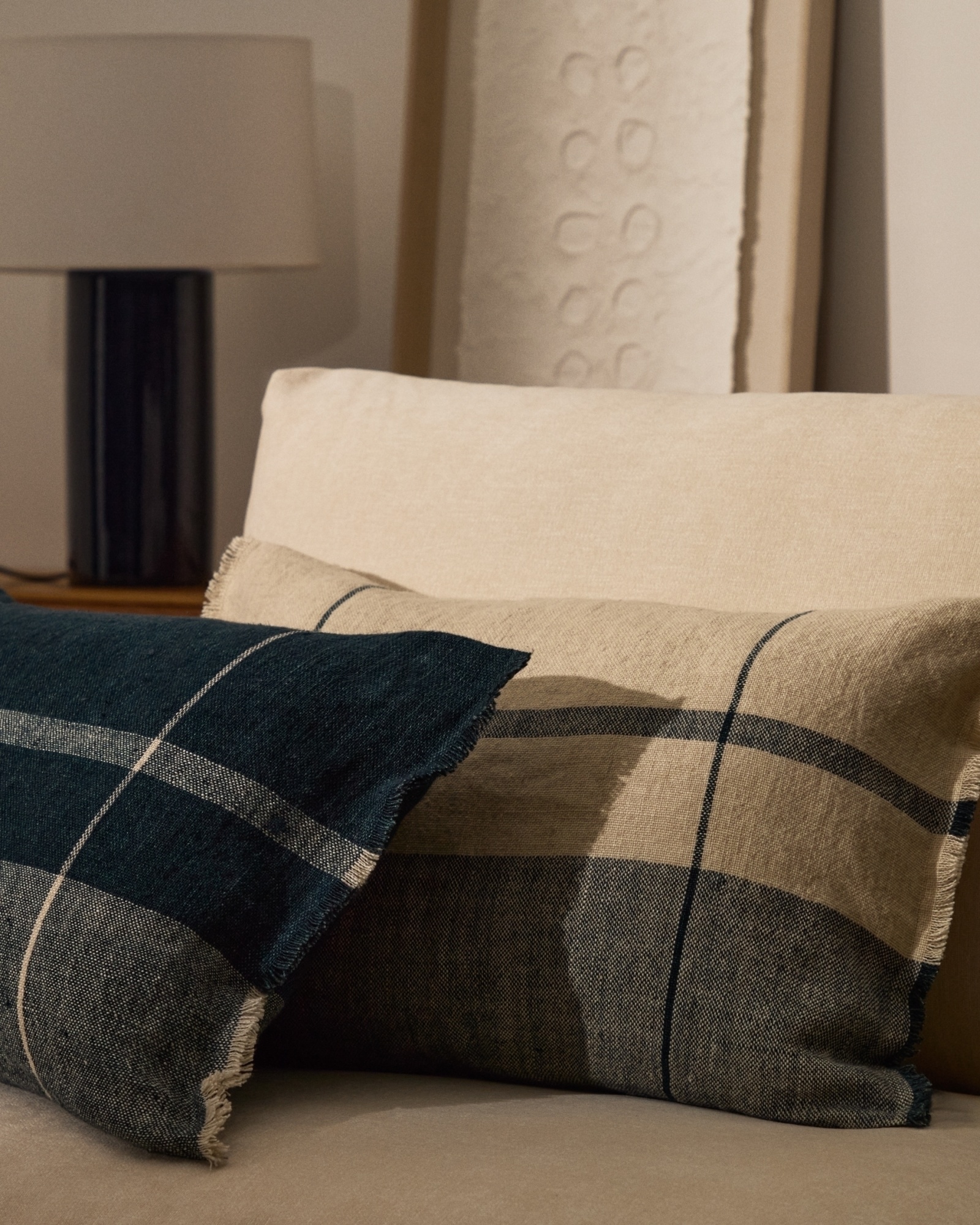 Чехол для подушки Eron из льна бежевого и синего цвета с бахромой 40 x 60 см La Forma (ex Julia Grup)