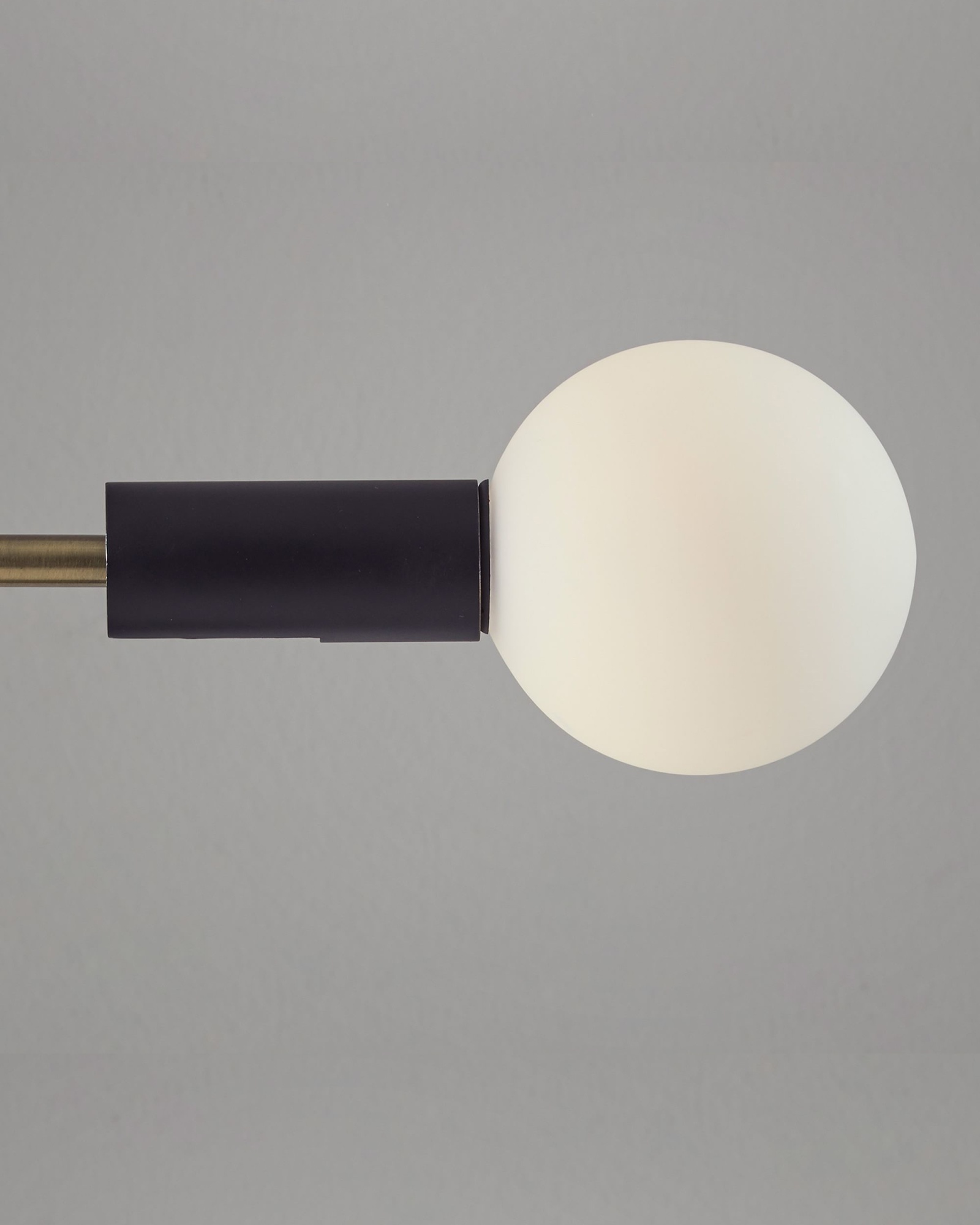 Настольная лампа Ньют с беспроводной зарядкой Louvre Home LHLTL231123JIg