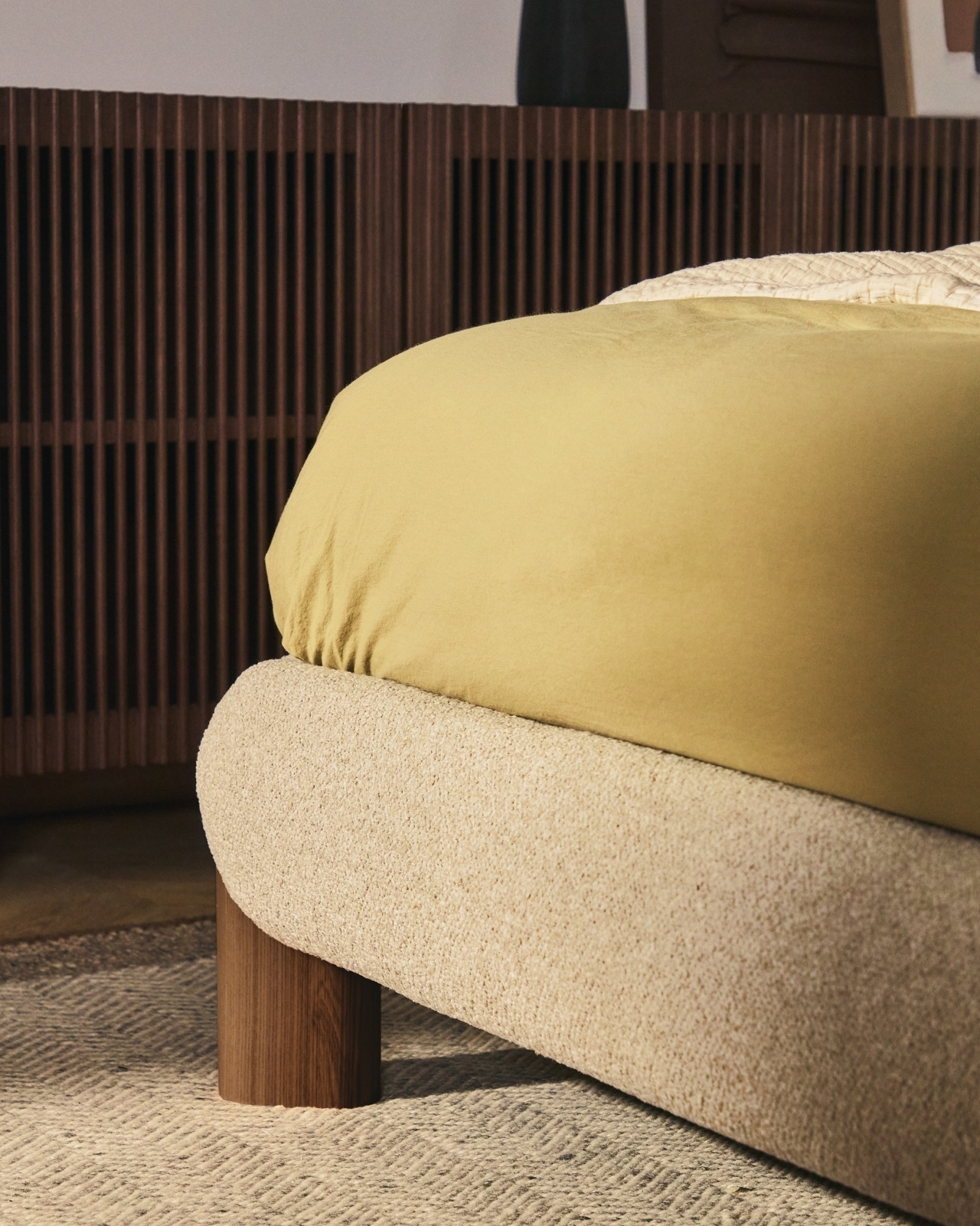 Кровать Odina из букле цвета экрю со съемным чехлом 180 x 200 см La Forma (ex Julia Grup)