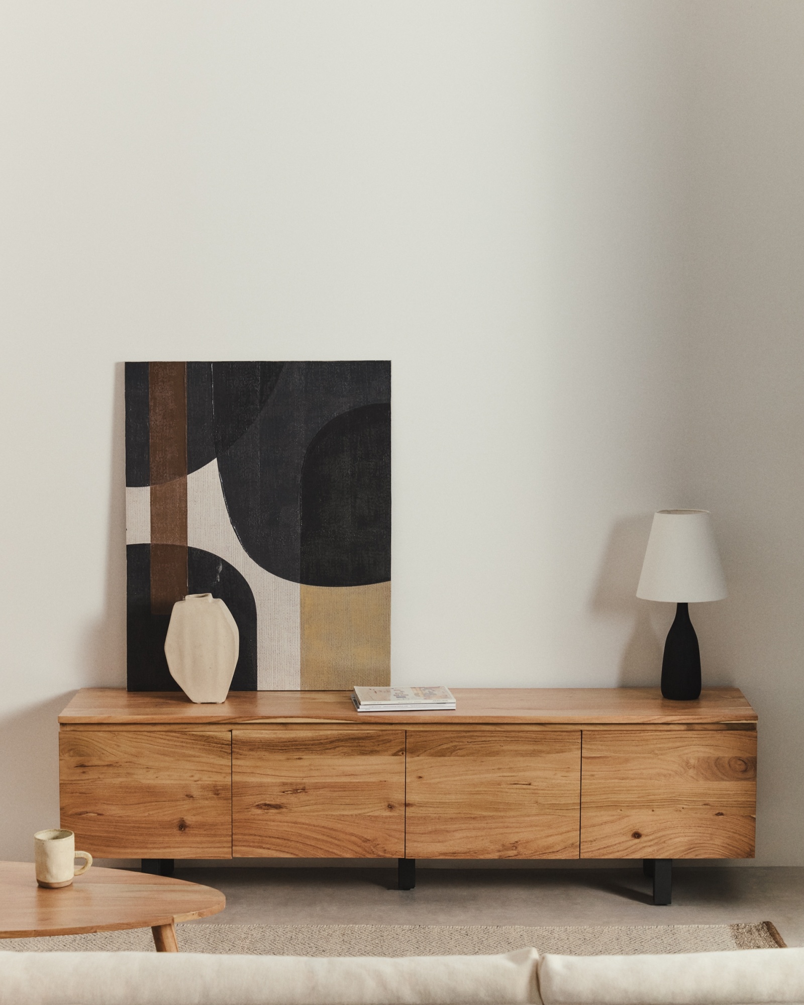 Тумба под телевизор Uxue с 4 дверцами из массива акации с беленой отделкой 200 x 58 см La Forma (ex Julia Grup)