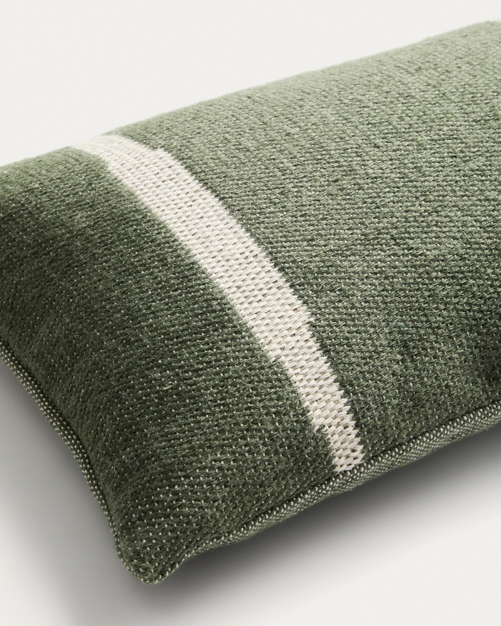 Чехол для подушки Daila зеленого цвета 100% ПЭТ с рисунком в стиле икат 30 x 50 см La Forma 481377