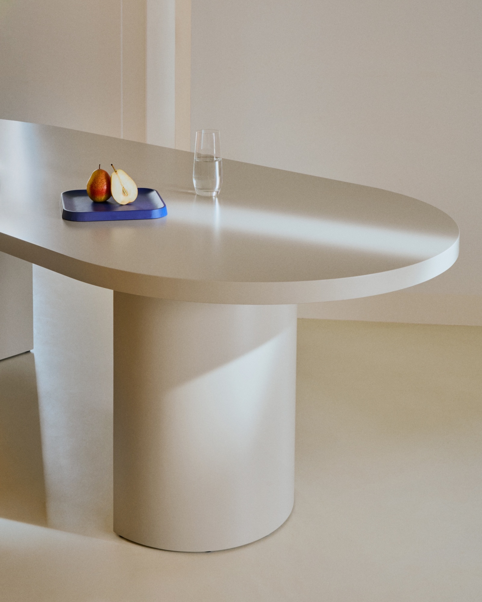 Стол Nealy из лакированного МДФ в отделке экрю, 200 x 100 La Forma (ex Julia Grup)