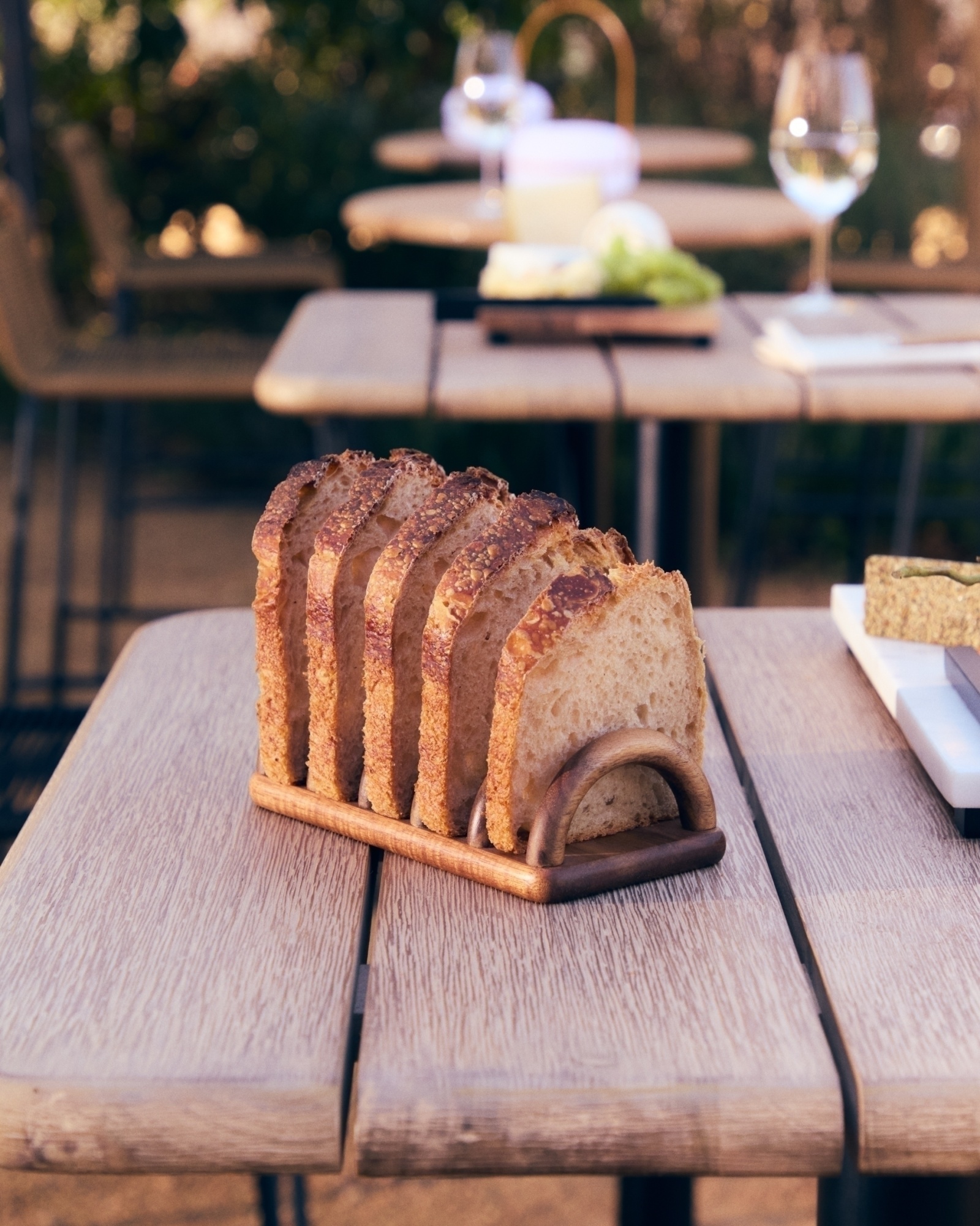 Подставка для тостов Nukha из древесины акации La Forma (ex Julia Grup)