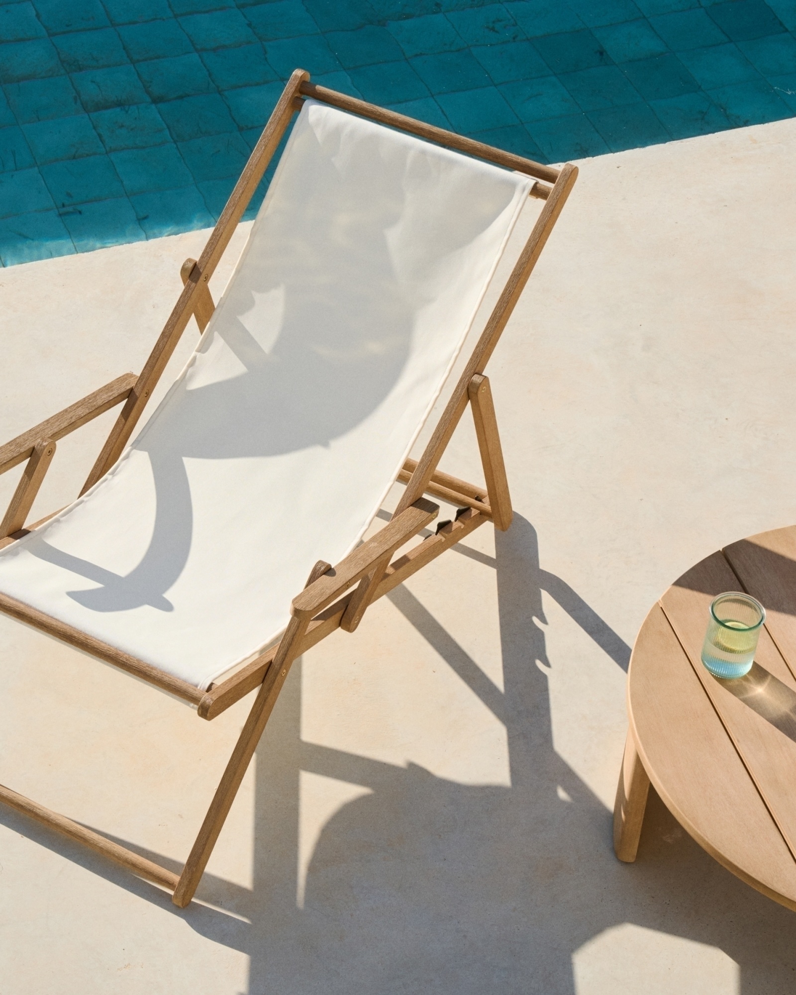 Cкладное кресло Vilara для улицы из акации и текстиля белого цвета La Forma (ex Julia Grup)
