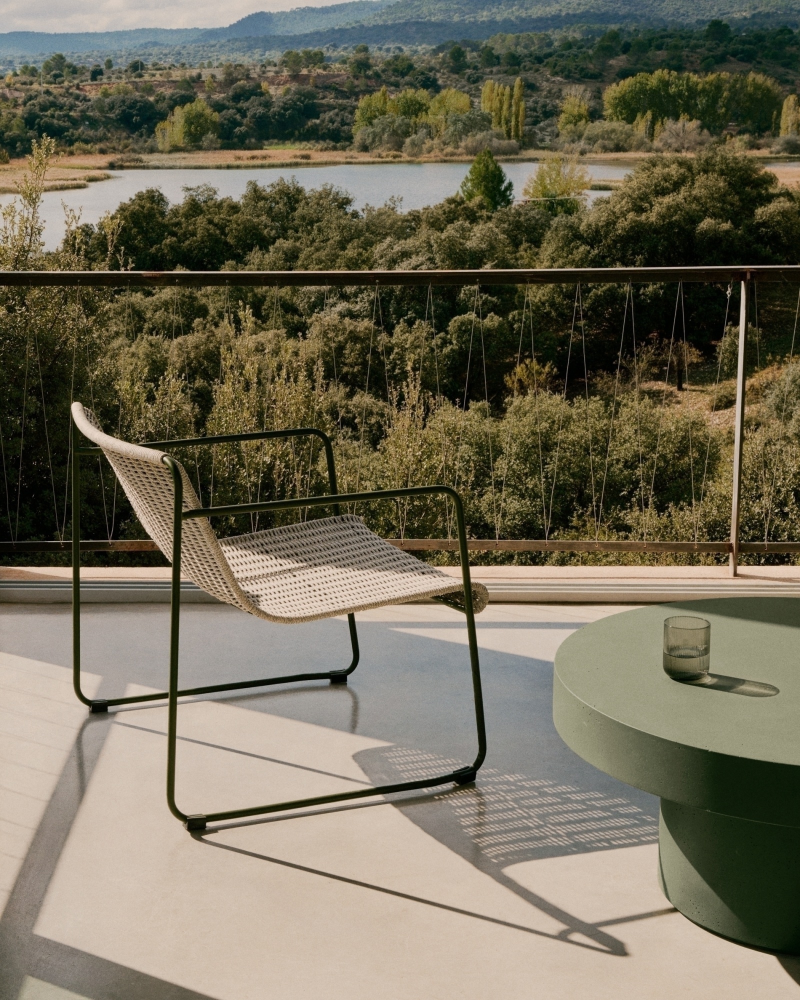 Aiguablava Журнальный столик зеленый цементный Ø90 см La Forma (ex Julia Grup)