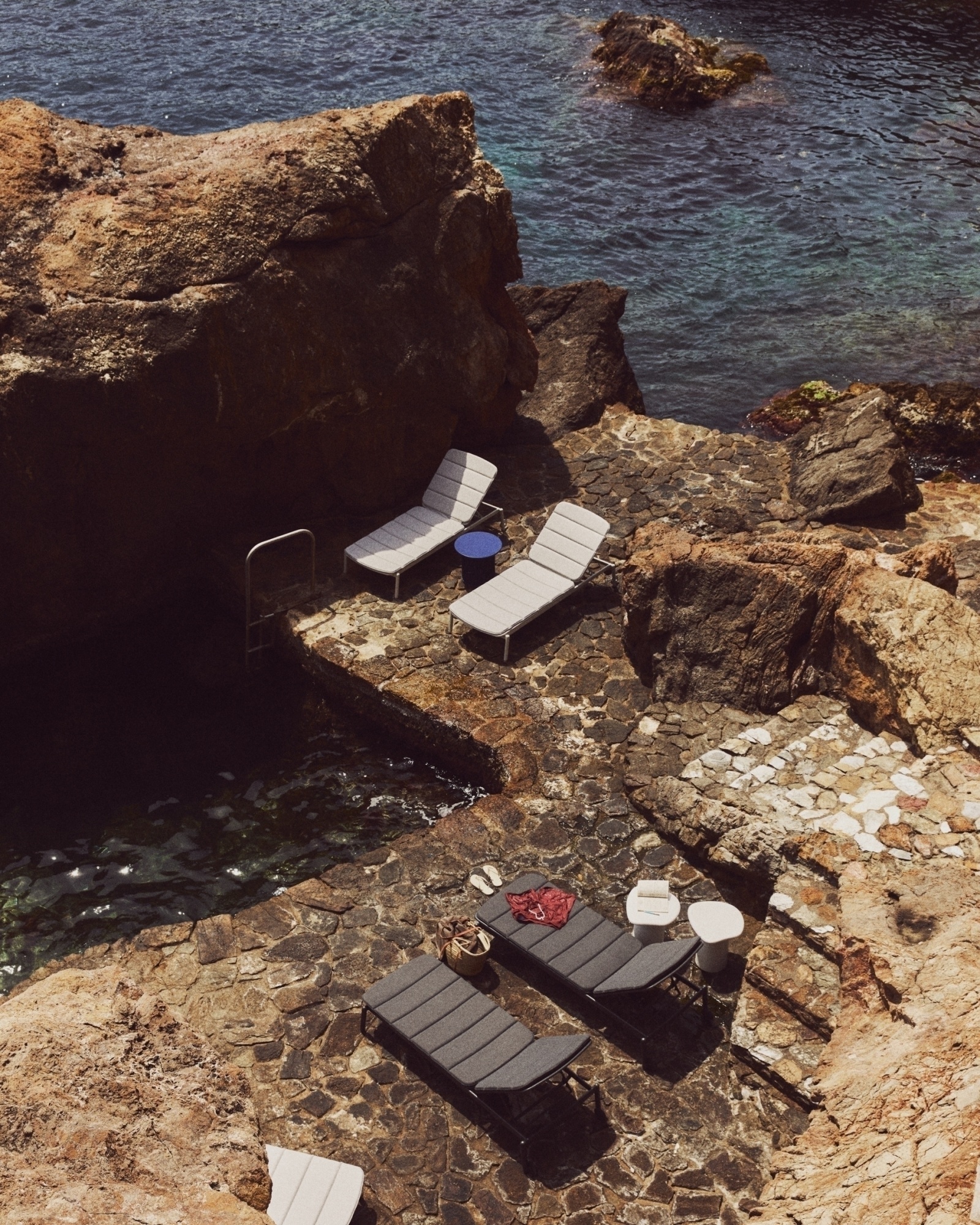 Алюминиевый шезлонг Marcona окрашенный в черный цвет La Forma (ex Julia Grup)