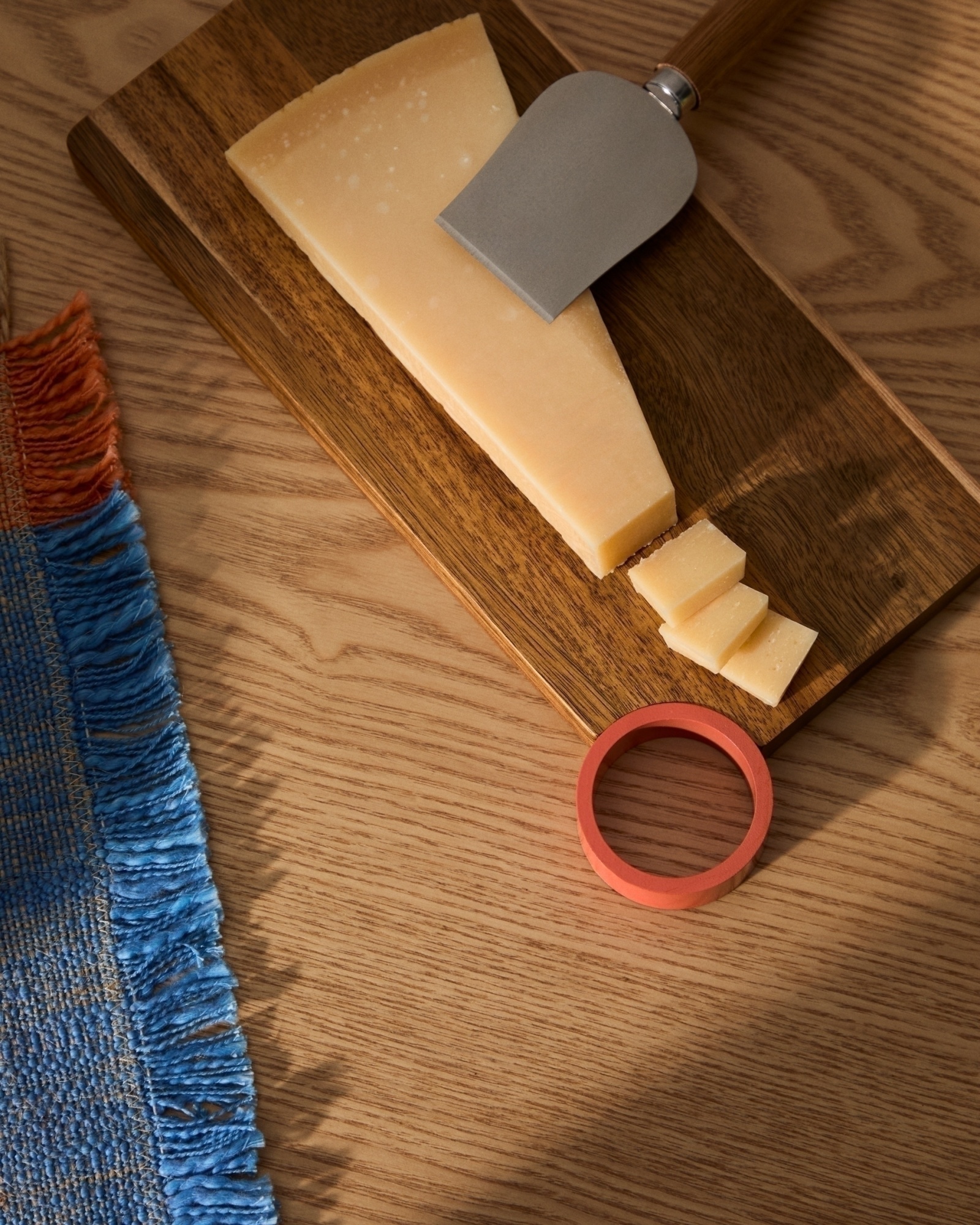 Сервировочная доска Zairin из акации с ручкой из розового металла La Forma (ex Julia Grup)