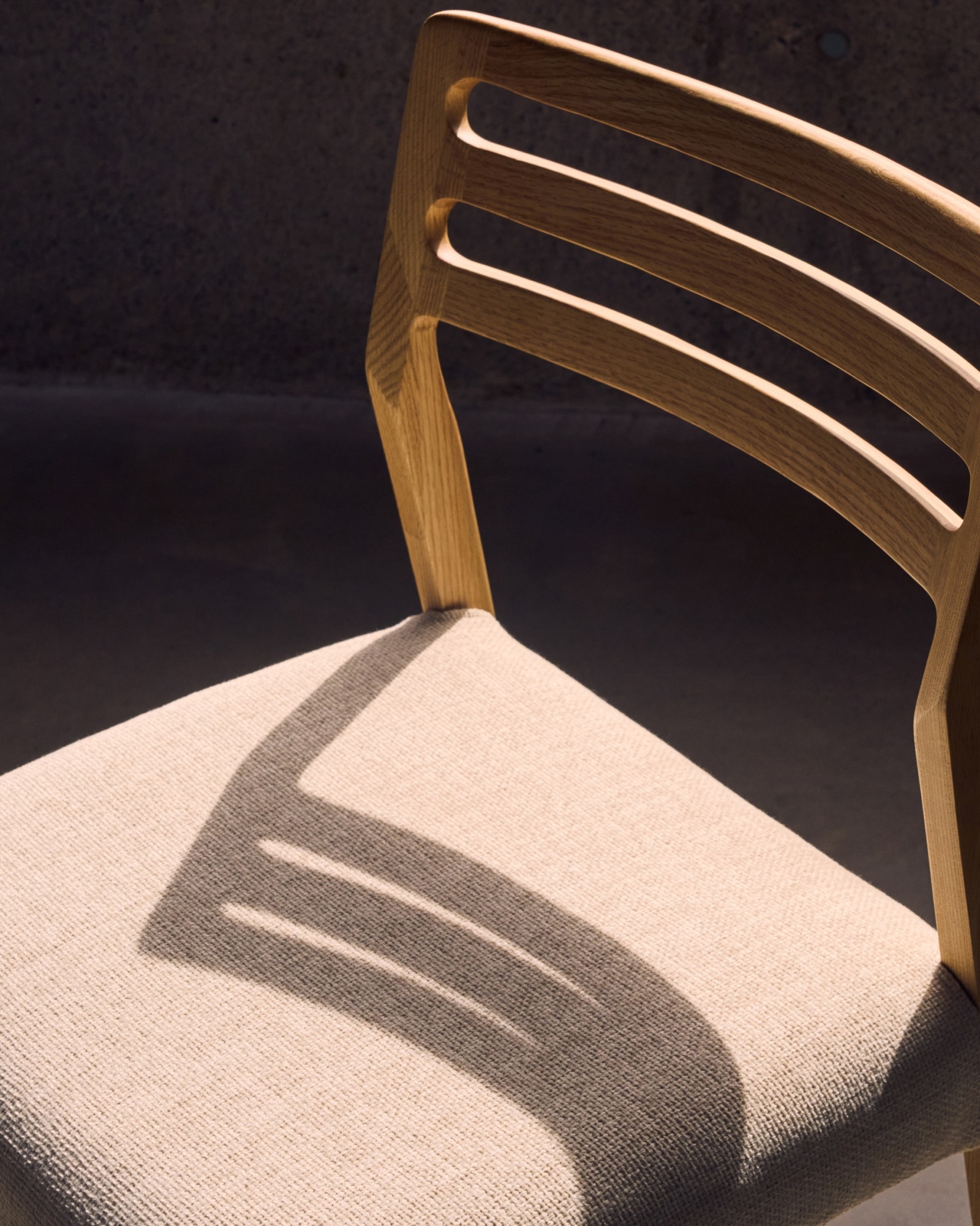 Стул Cudia из бежевой синели из массива дуба с натуральной отделкой FSC Mix Credi La Forma (ex Julia Grup)