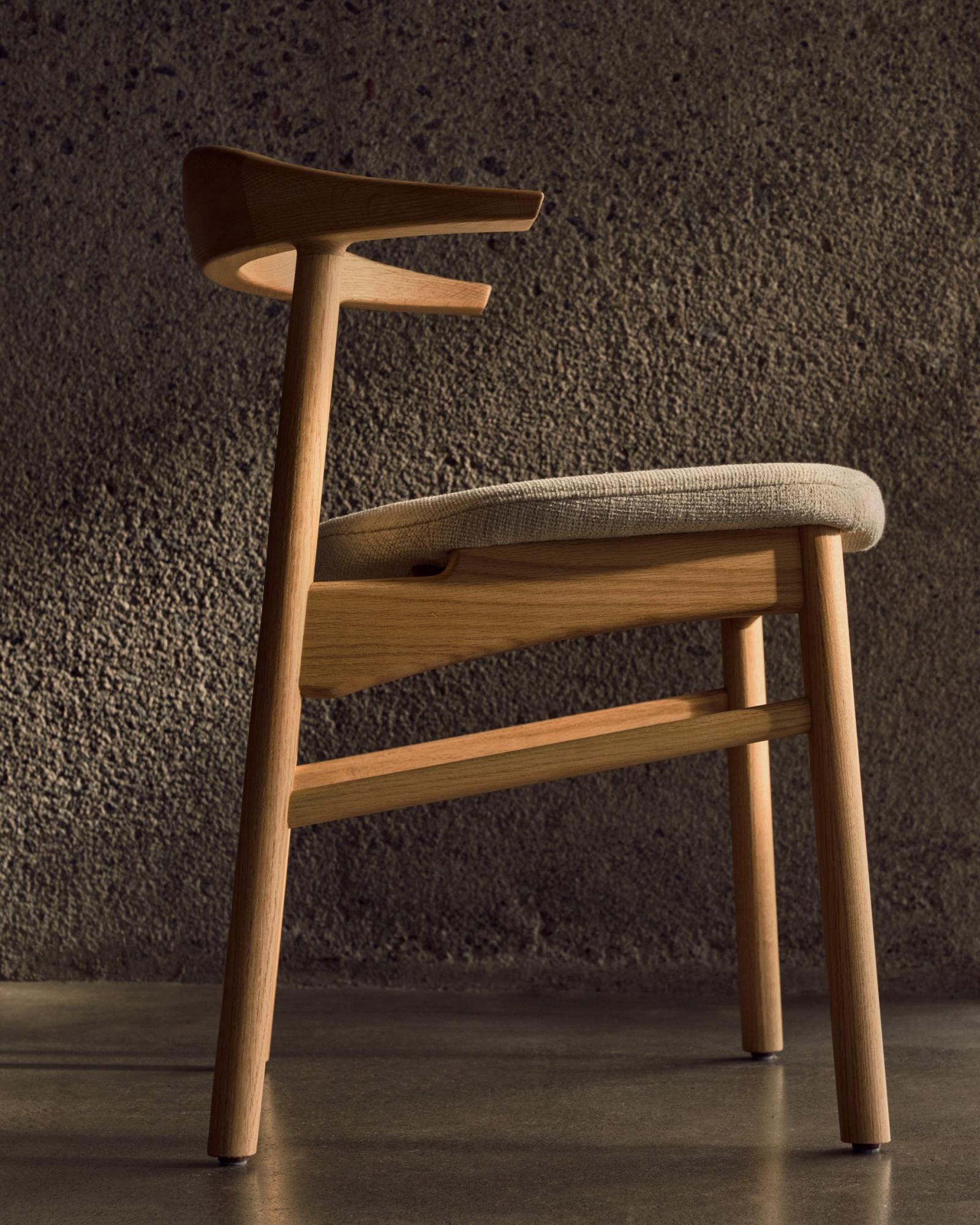 Стул Timons из бежевой синели из массива дуба с натуральной отделкой FSC Mix Credit La Forma (ex Julia Grup)