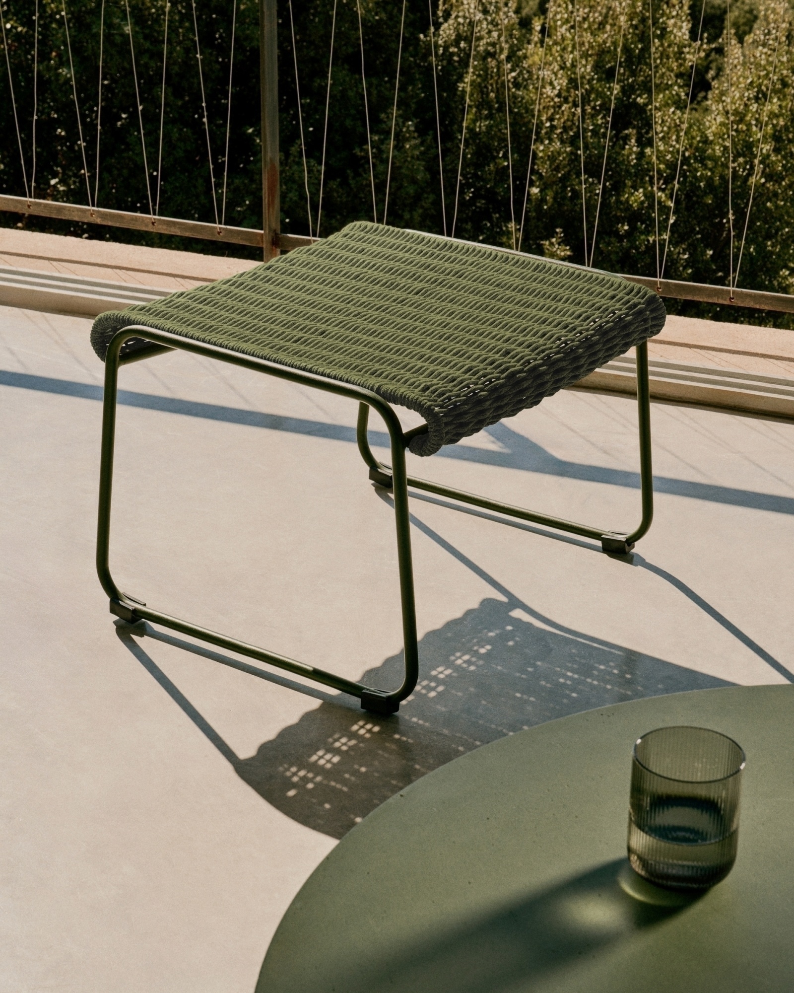 Скамейка для ног Maurina из оцинкованной стали зелёного цвета и зелёного шнура 58 x 52,5 см La Forma (ex Julia Grup)