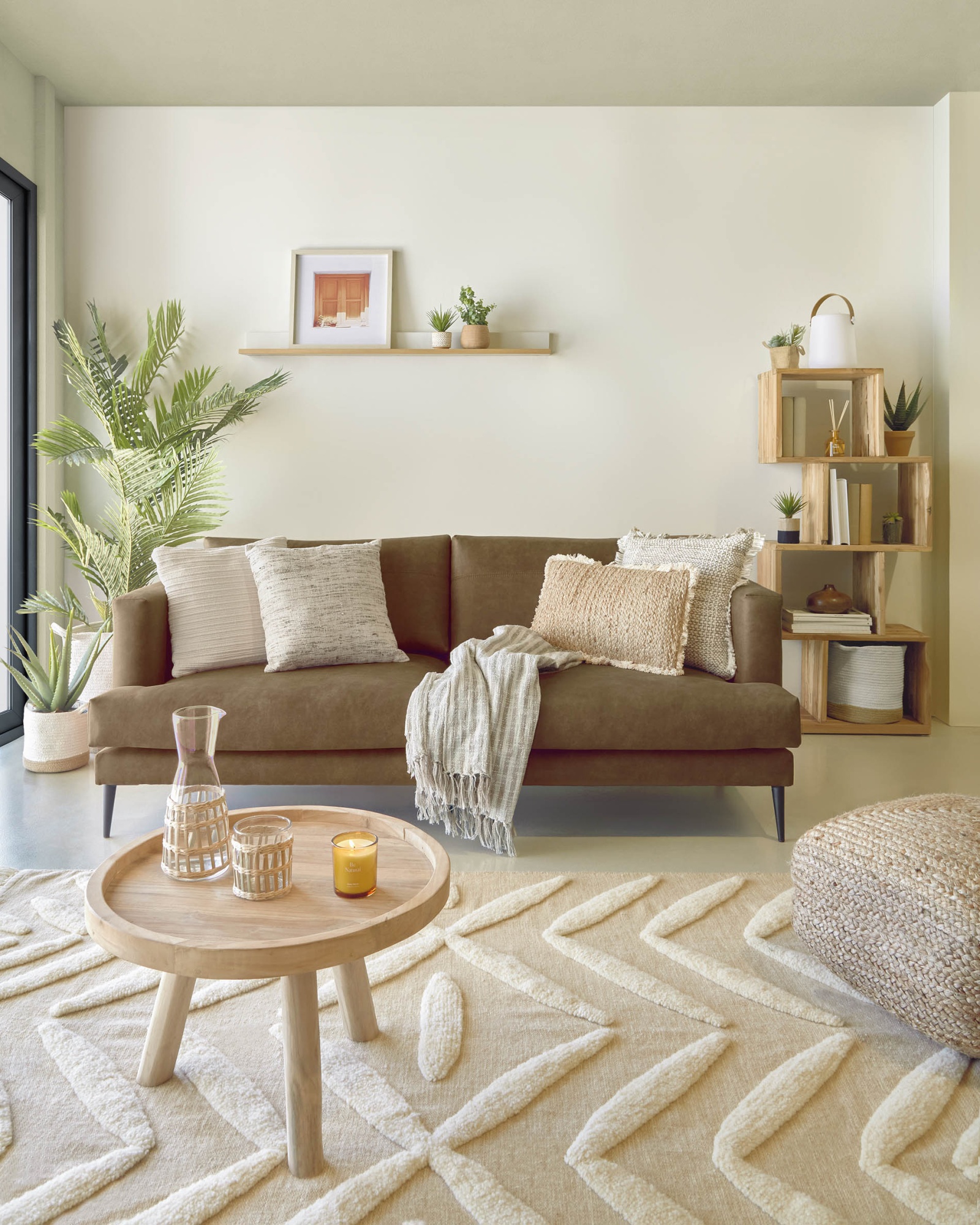 Кофейный столик Glenda из массива тика Ø 55 см La Forma (ex Julia Grup)