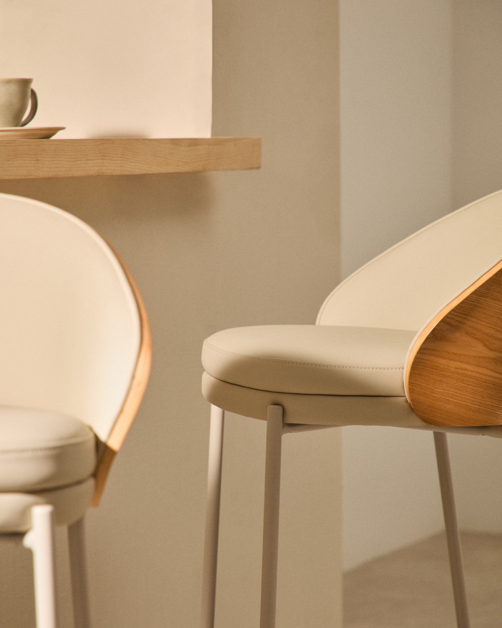 Стул полубарный Eamy из бежевой экокожи, ясеневого шпона с натуральной отделкой и бежевого металла La Forma (ex Julia Grup)