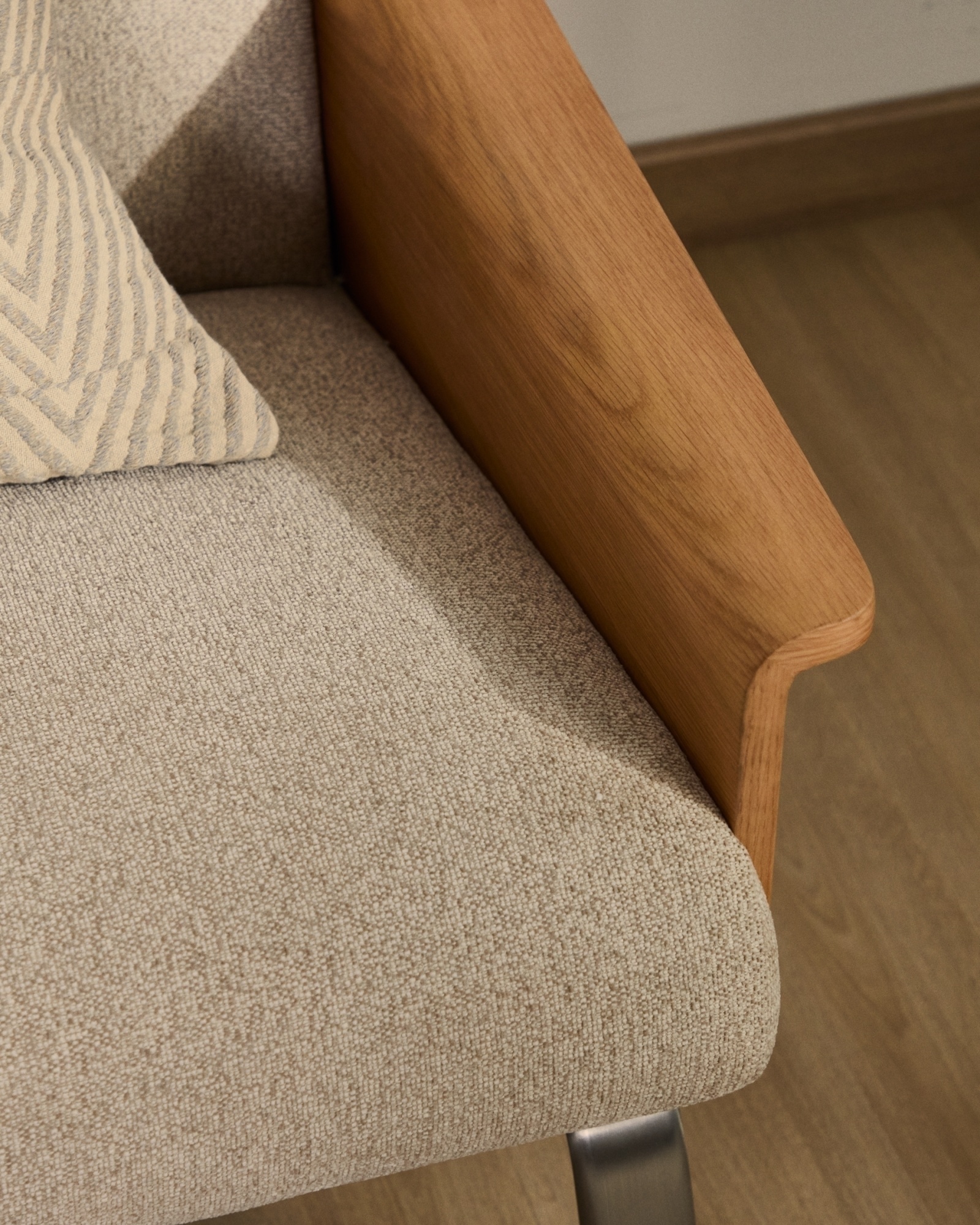 3-местный диван Amsen бежевый с подлокотниками из шпона дуба La Forma (ex Julia Grup)