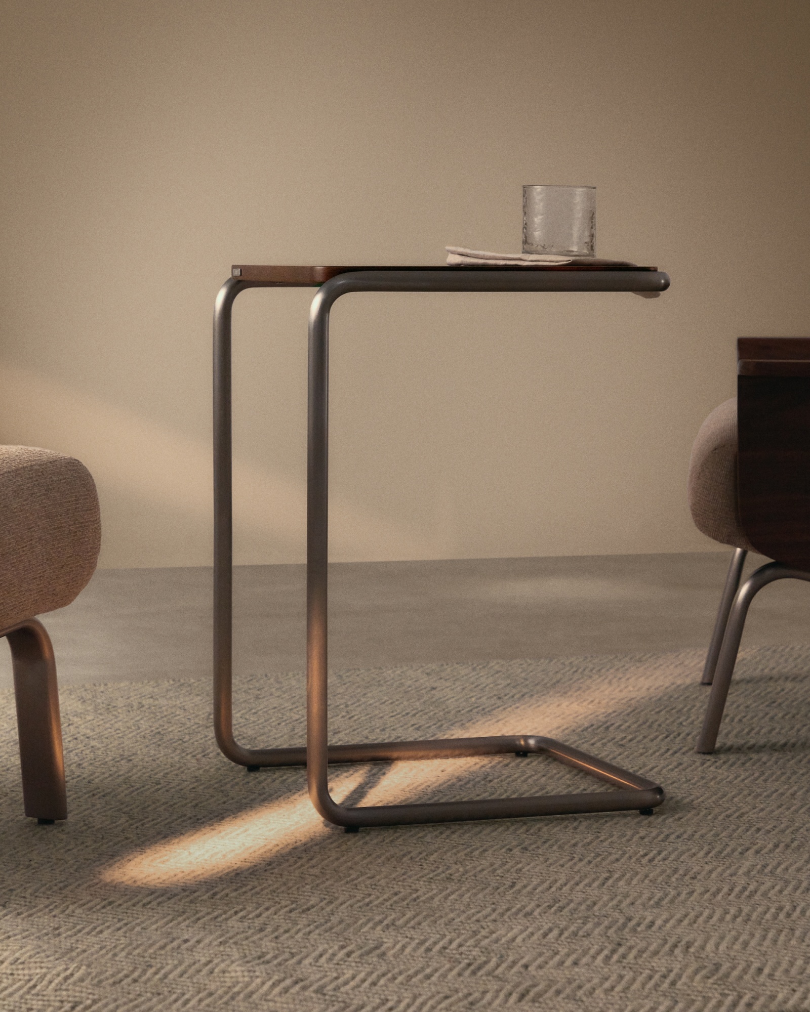 Приставной столик Tarsel из орехового шпона и стали La Forma (ex Julia Grup)