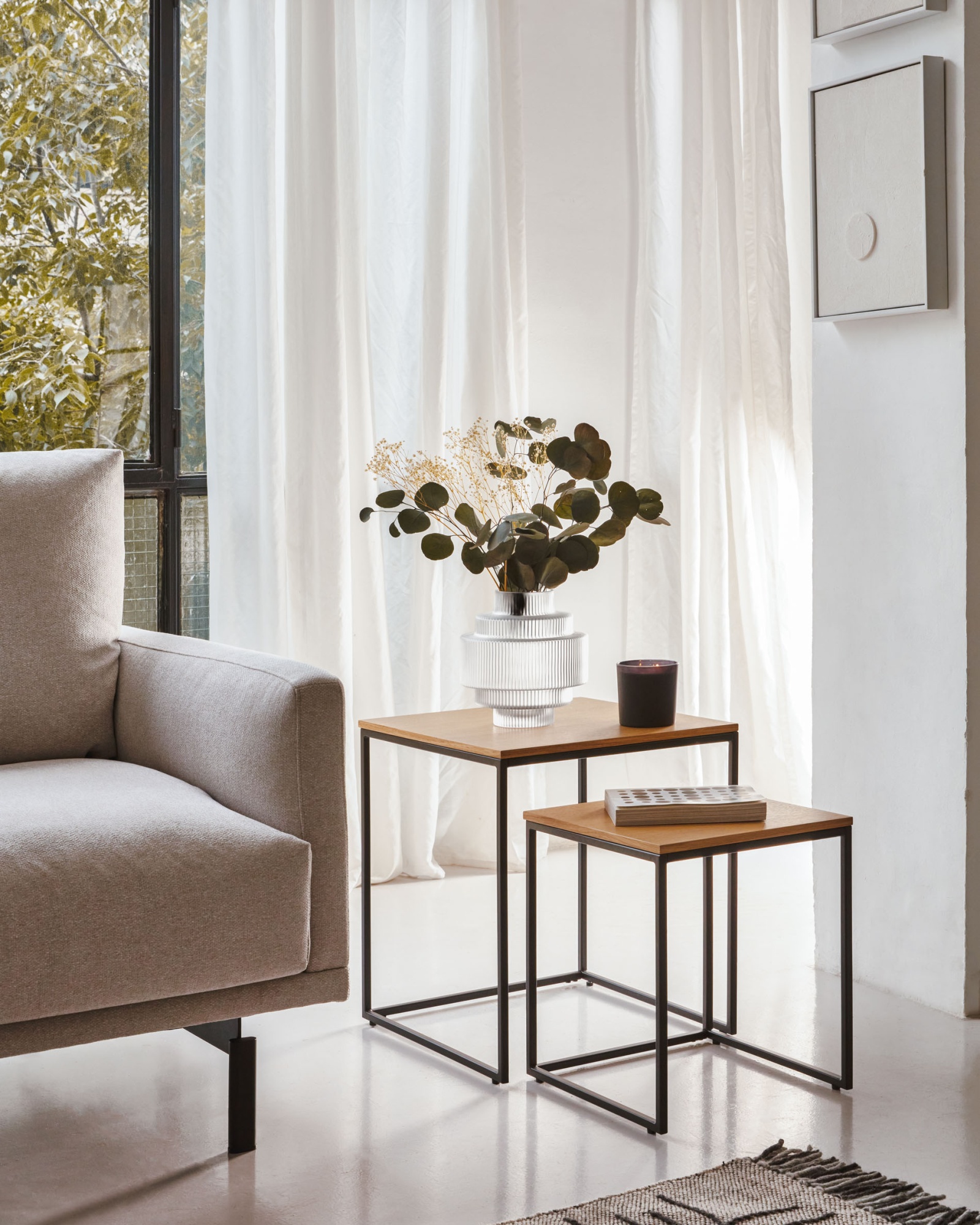 Yoana Набор из 2 приставных столиков из дубового шпона и черного металла La Forma (ex Julia Grup)