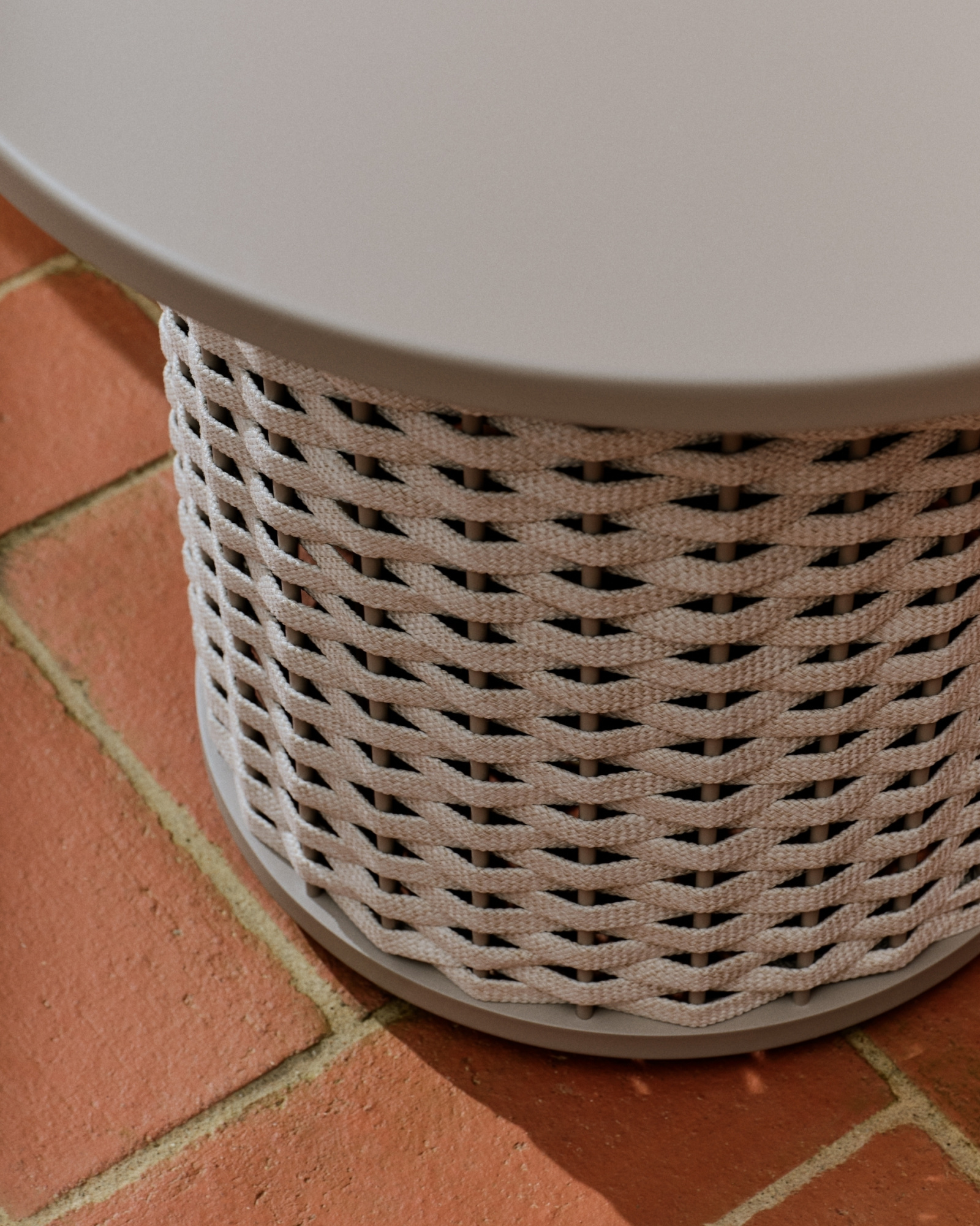 Уличный столик Sedalis из алюминия и серо-коричневого шнура Ø50 см La Forma 251573