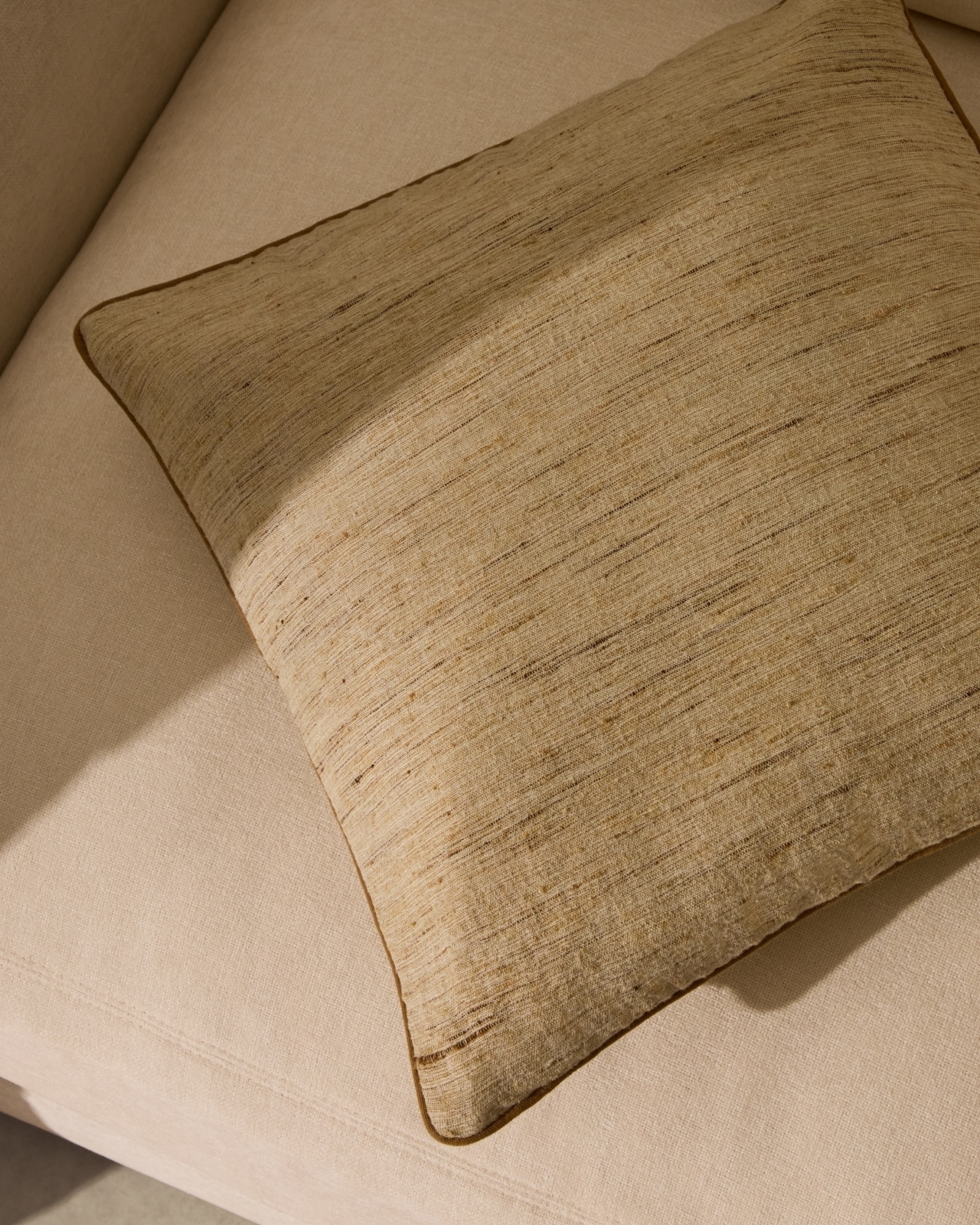 Чехол для подушки Aleos из меланжевой ткани с контрастной отделкой 45 х 45 см La Forma (ex Julia Grup)