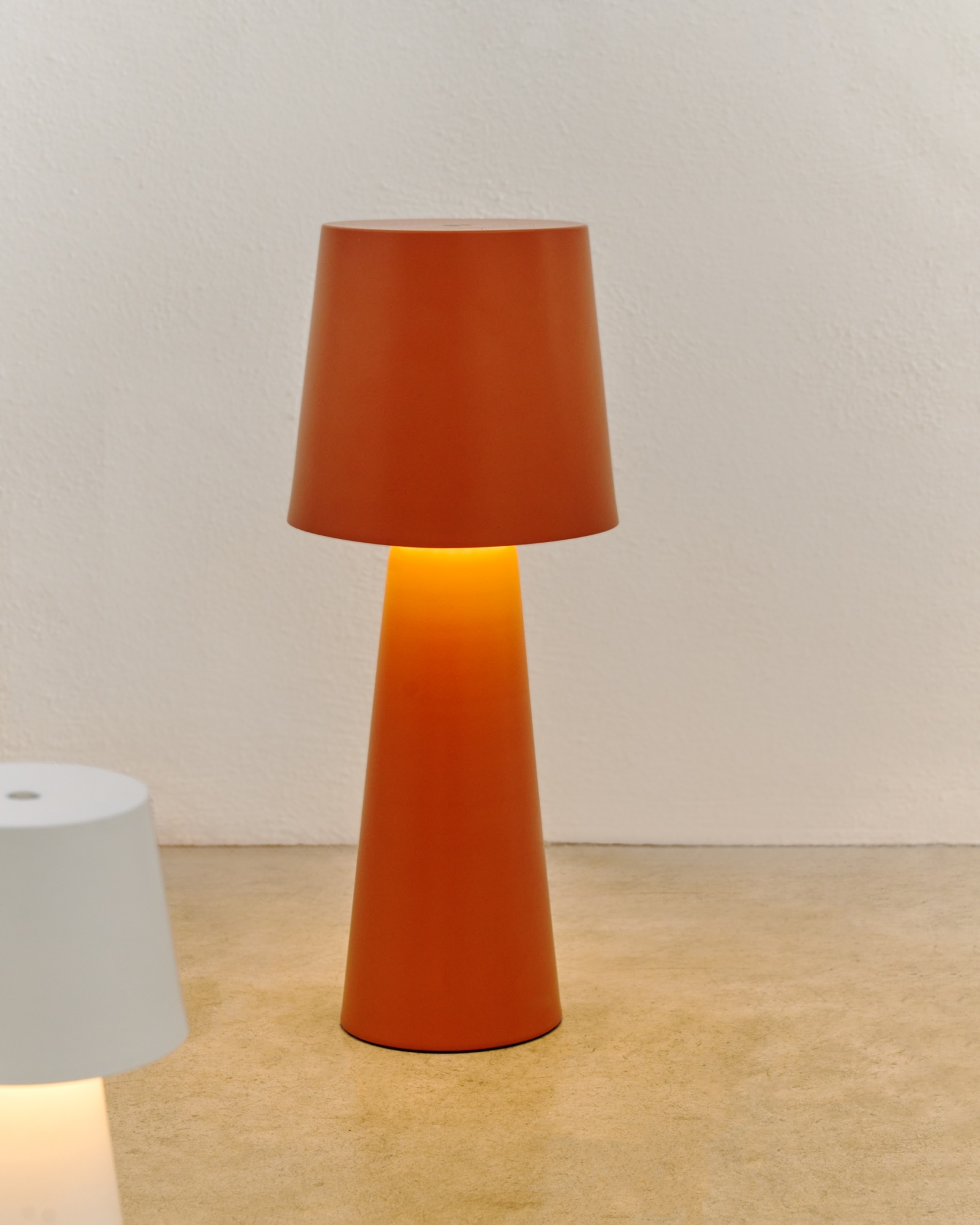 Arenys Большая переносная настольная лампа в терракотовом цвете La Forma (ex Julia Grup)