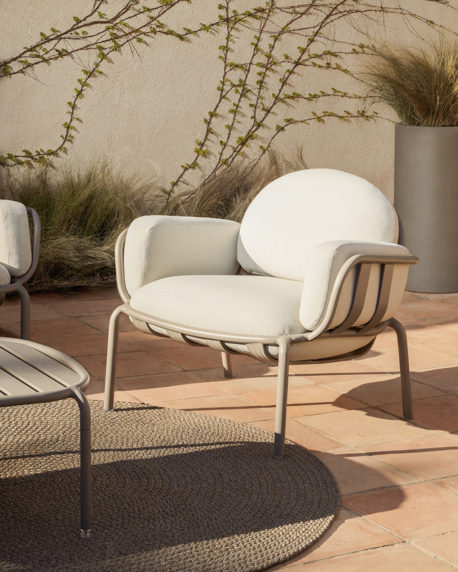 Уличное кресло Joncols из алюминия цвета таупе La Forma 482600