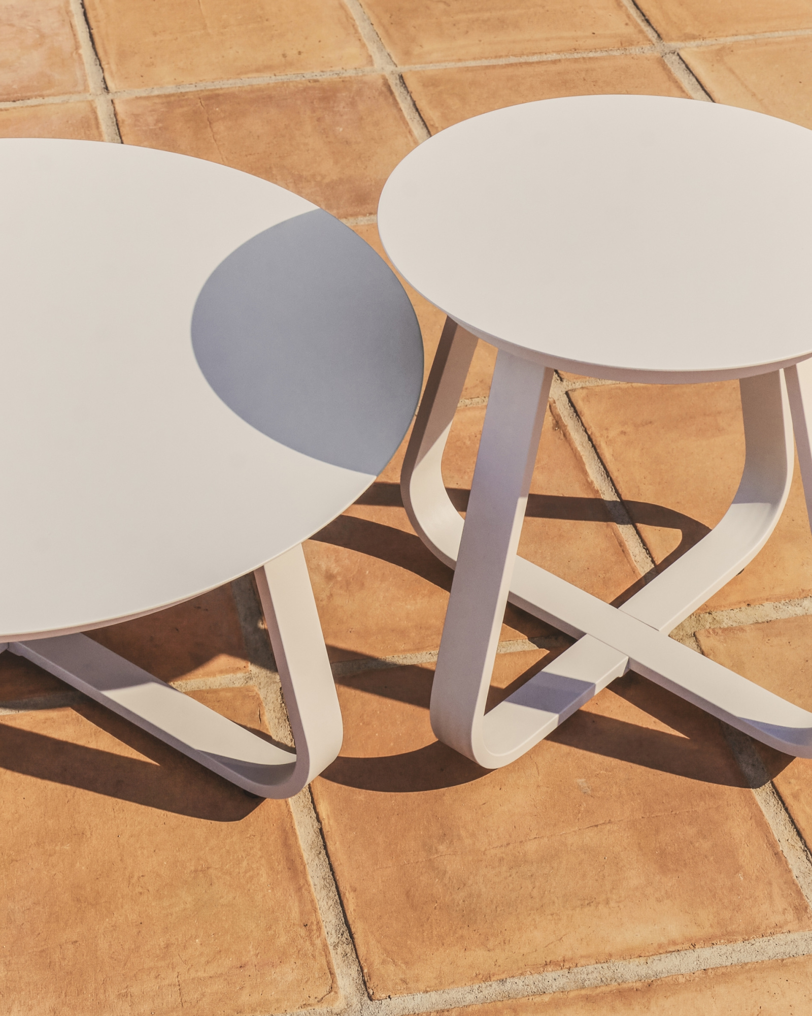 Уличный столик Tamaris из алюминия цвета экрю Ø48 см La Forma 482642