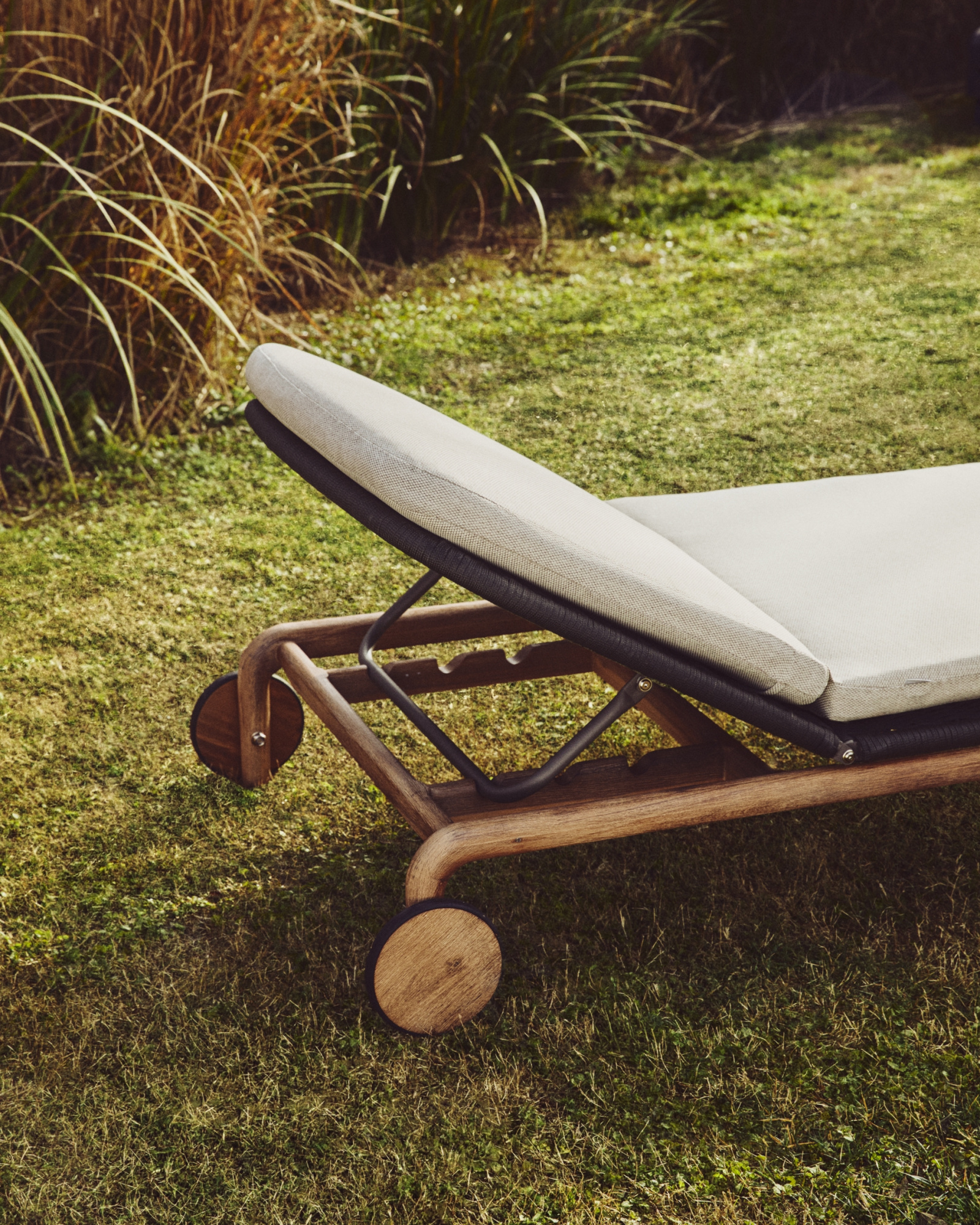 Шезлонг Alipa из массива акации и веревки темно-серого цвета La Forma 481341