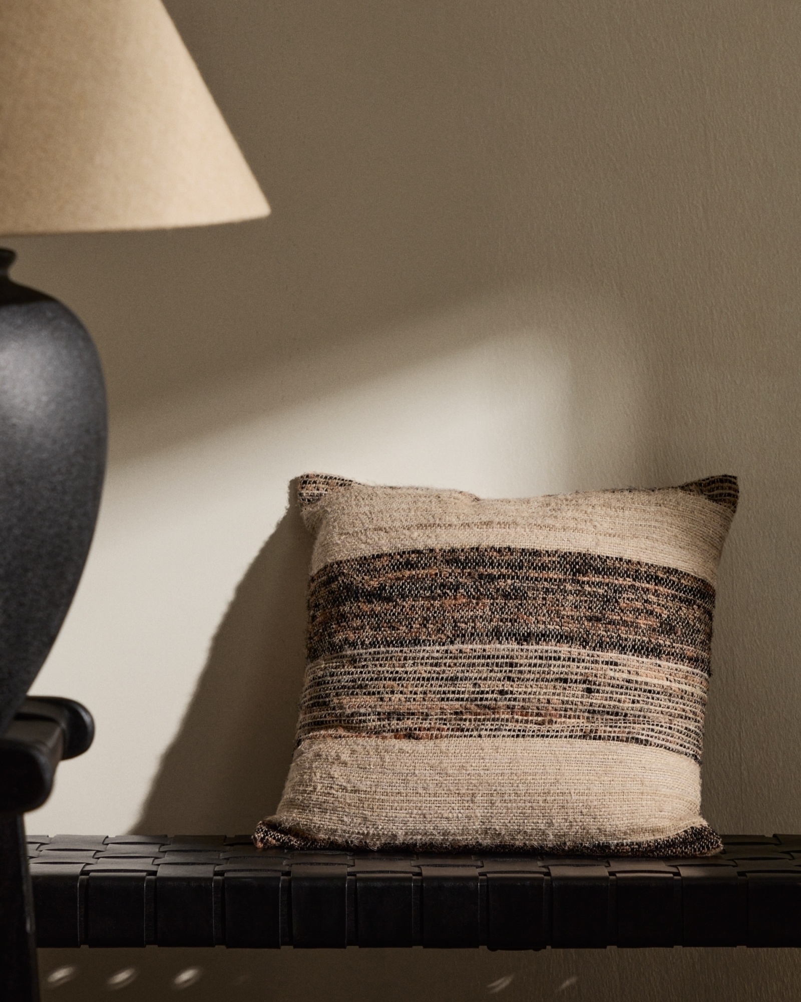 Керамическая настольная лампа Mercadal с черной отделкой La Forma (ex Julia Grup)