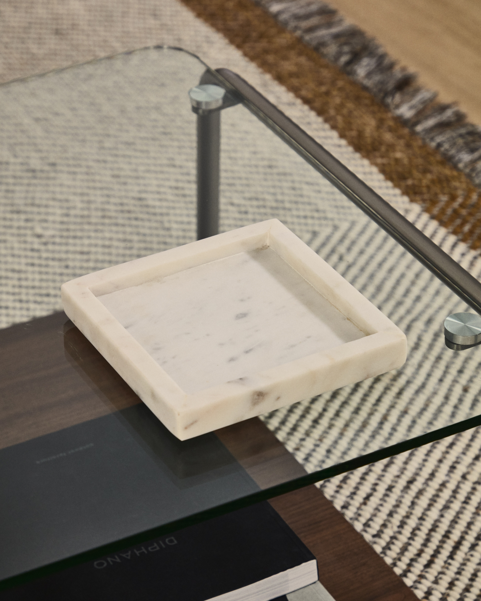 Поднос Serela из белого мрамора 35 x 35 см La Forma 437022