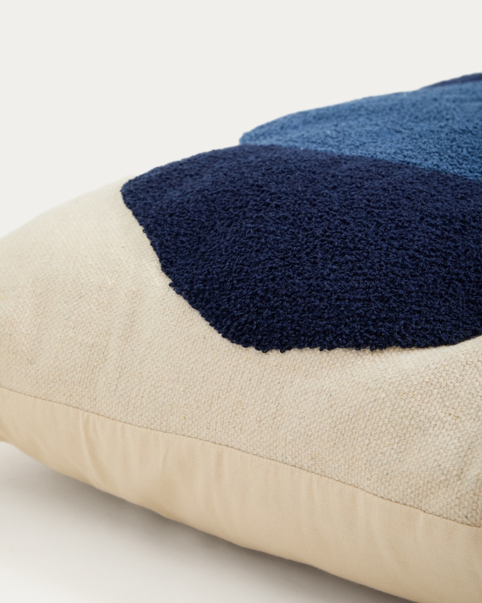 Подушка для пола из бежевого хлопка Tandani с изображением синего слона, 70 x 70 см La Forma (ex Julia Grup)