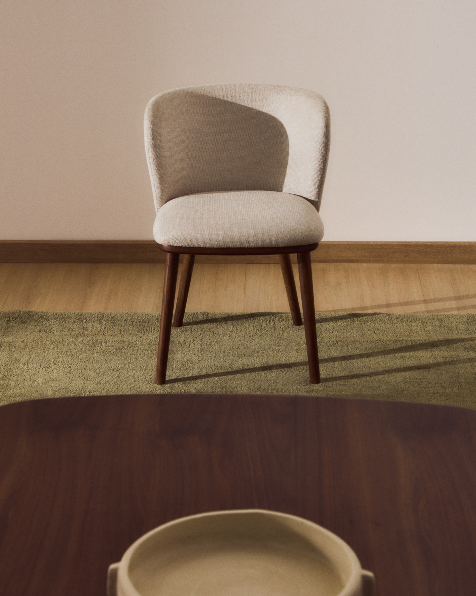 Стул Ciselia из бежевого шенилла с ножками из ясеня в отделке орех La Forma 463515