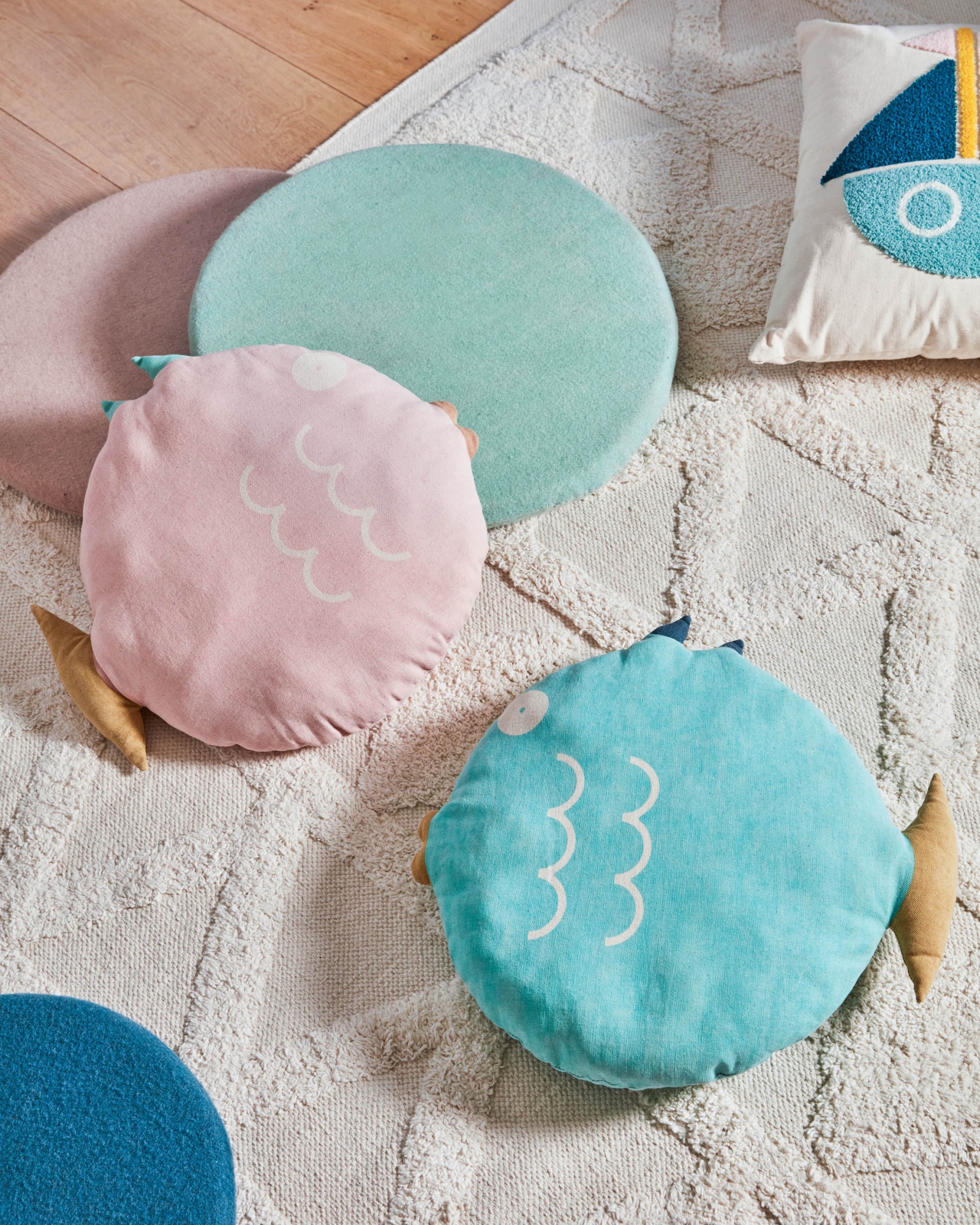 Подушка Delmare из 100% хлопка в форме рыбы розовая Ø 45 см La Forma (ex Julia Grup)