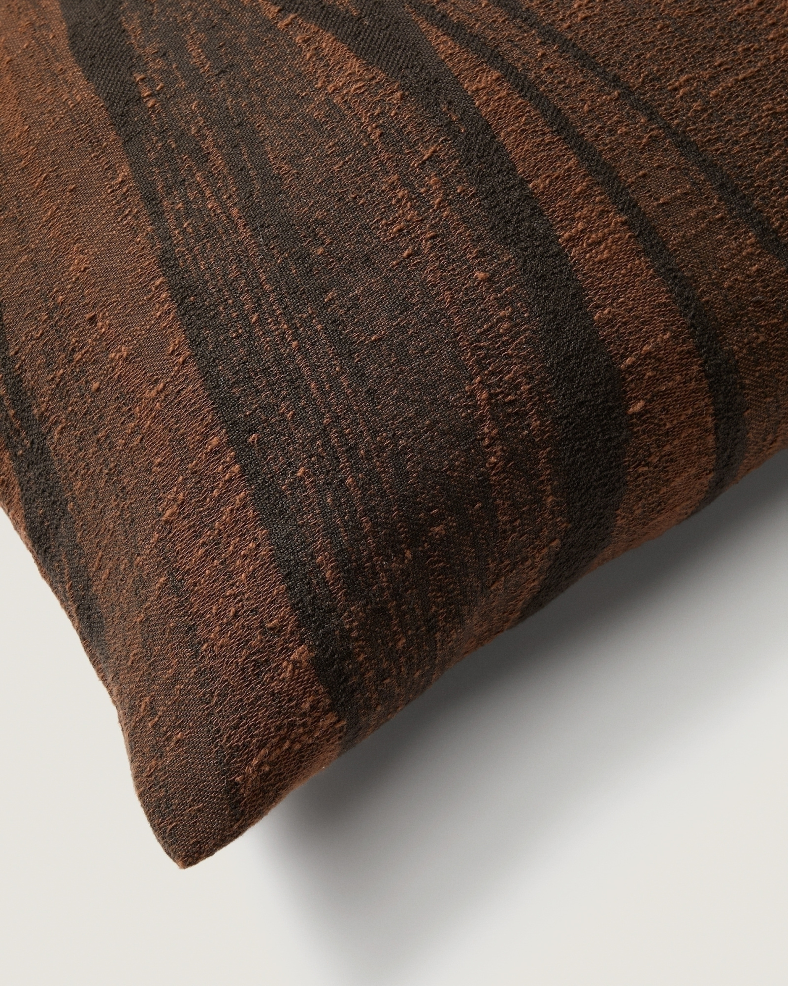 Чехол для подушки Frilo из коричневого хлопково-льняного жаккарда 50 x 50 см La Forma (ex Julia Grup)