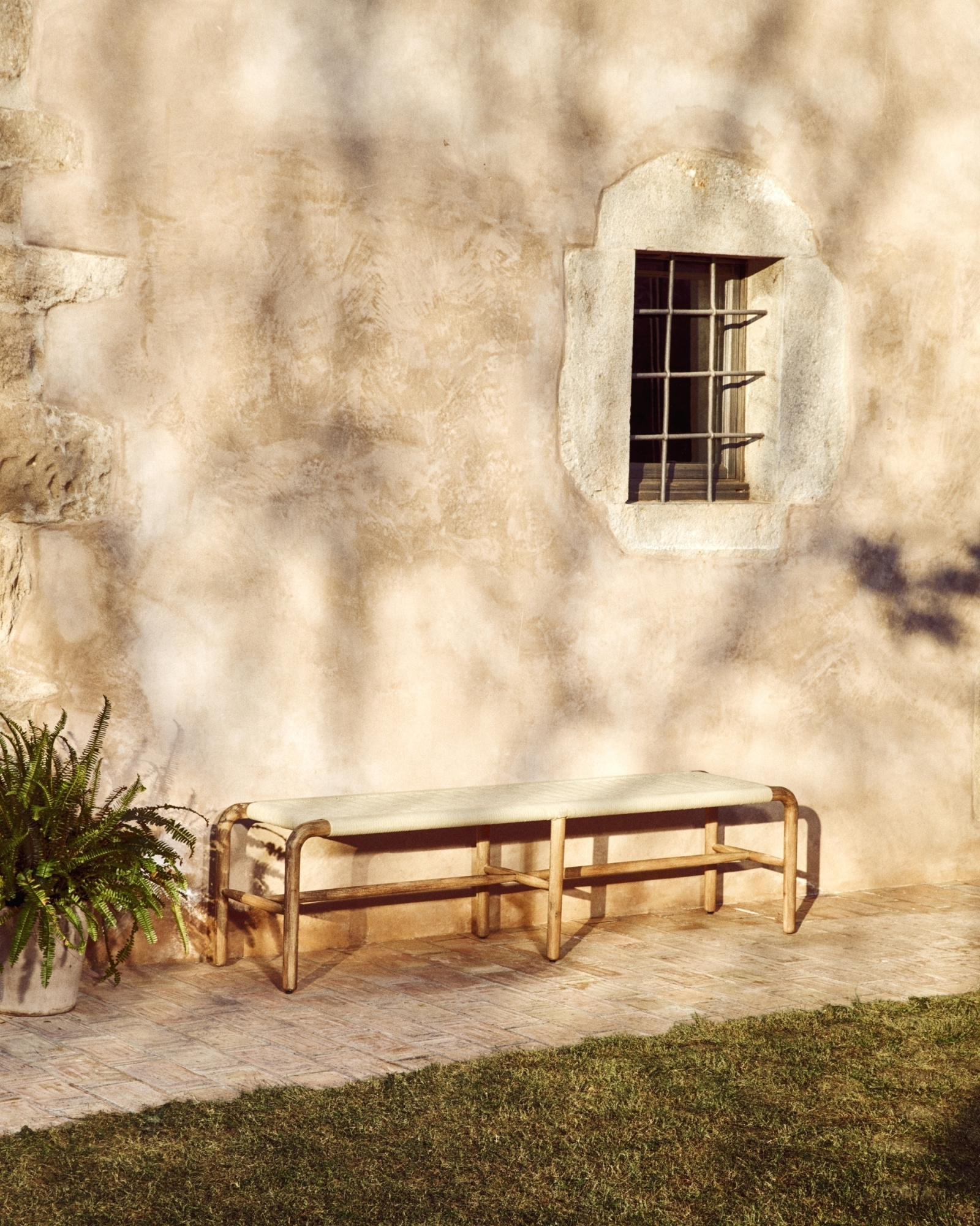 Скамейка Alipa из массива акации и веревки цвета экрю La Forma 481351