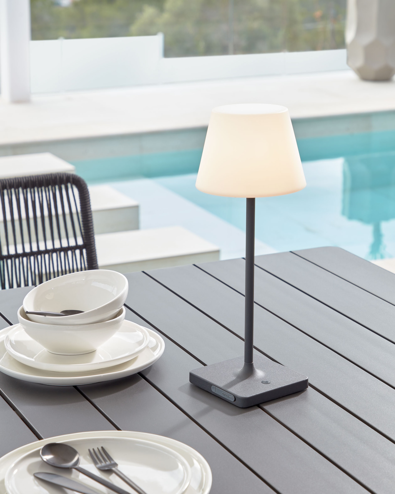 Уличная переносная настольная лампа Aluney черного цвета La Forma (ex Julia Grup)