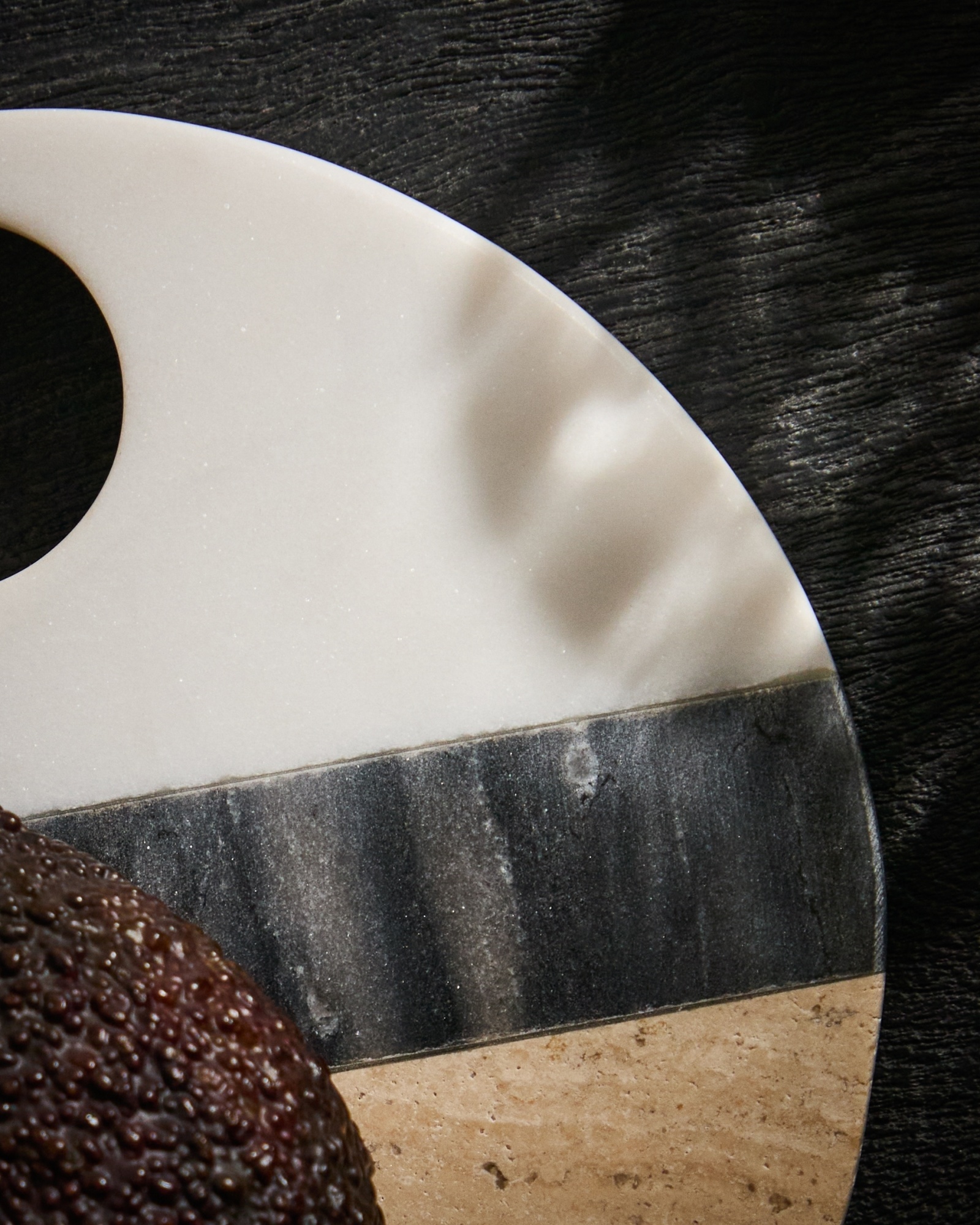 Круглая сервировочная доска Nivol из черно-белого мрамора и травертина La Forma (ex Julia Grup)