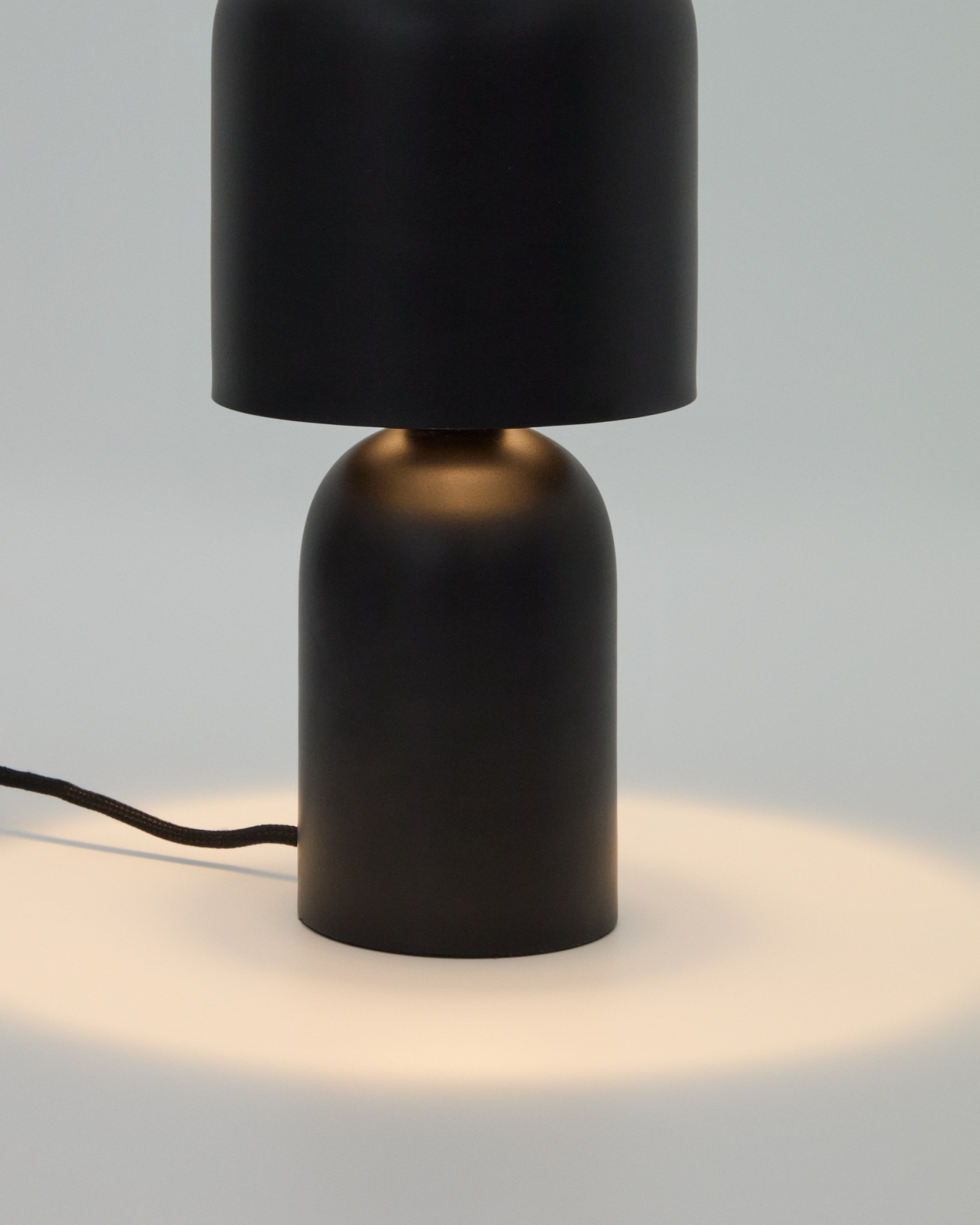 Настольная лампа Monze из черного металла La Forma (ex Julia Grup)
