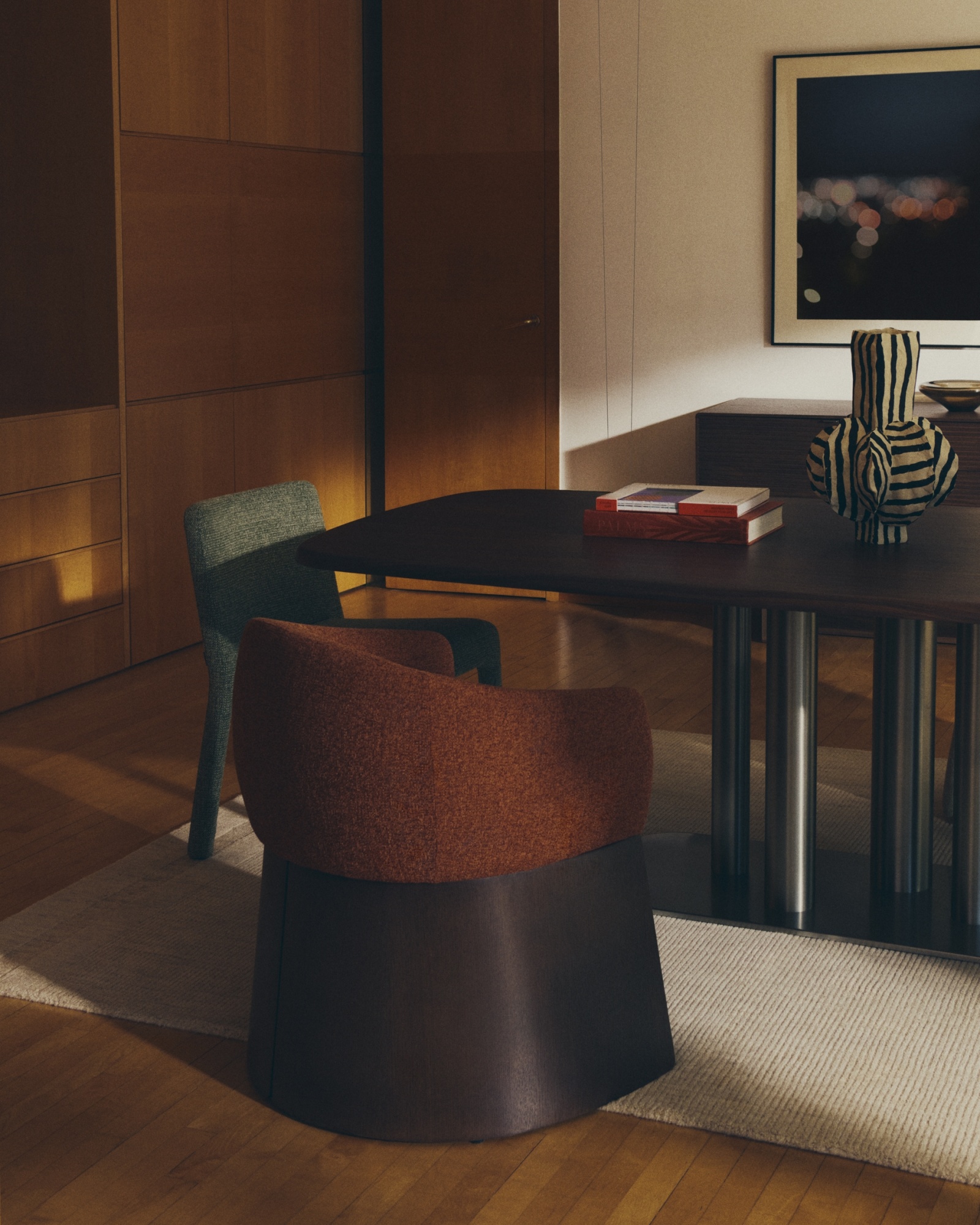 Стол Melvar из орехового шпона с основанием из матовой нержавеющей стали 220 x 110 La Forma (ex Julia Grup)